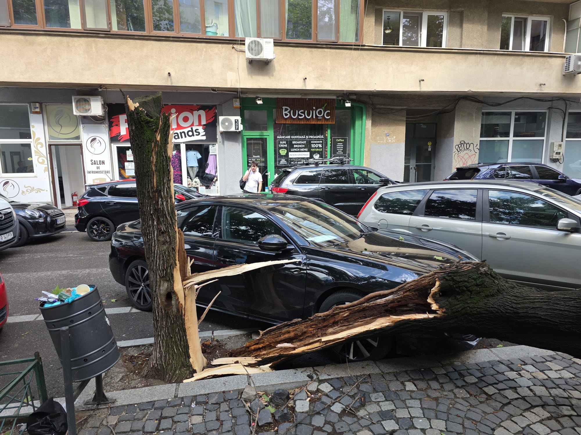 Dezastru după furtuni: București este sub ape iar aproape 30.000 de oameni din 65 de localități sunt fără curent. Pompieri din 9 județe vin în ajutor