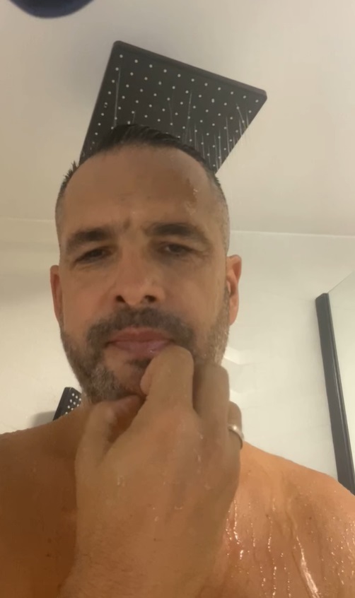 Explicația lui Mădălin Ionescu, după ce s-a filmat live din duș, pe Facebook: „Când vorbești despre cultură e greu să faci vizualizări”