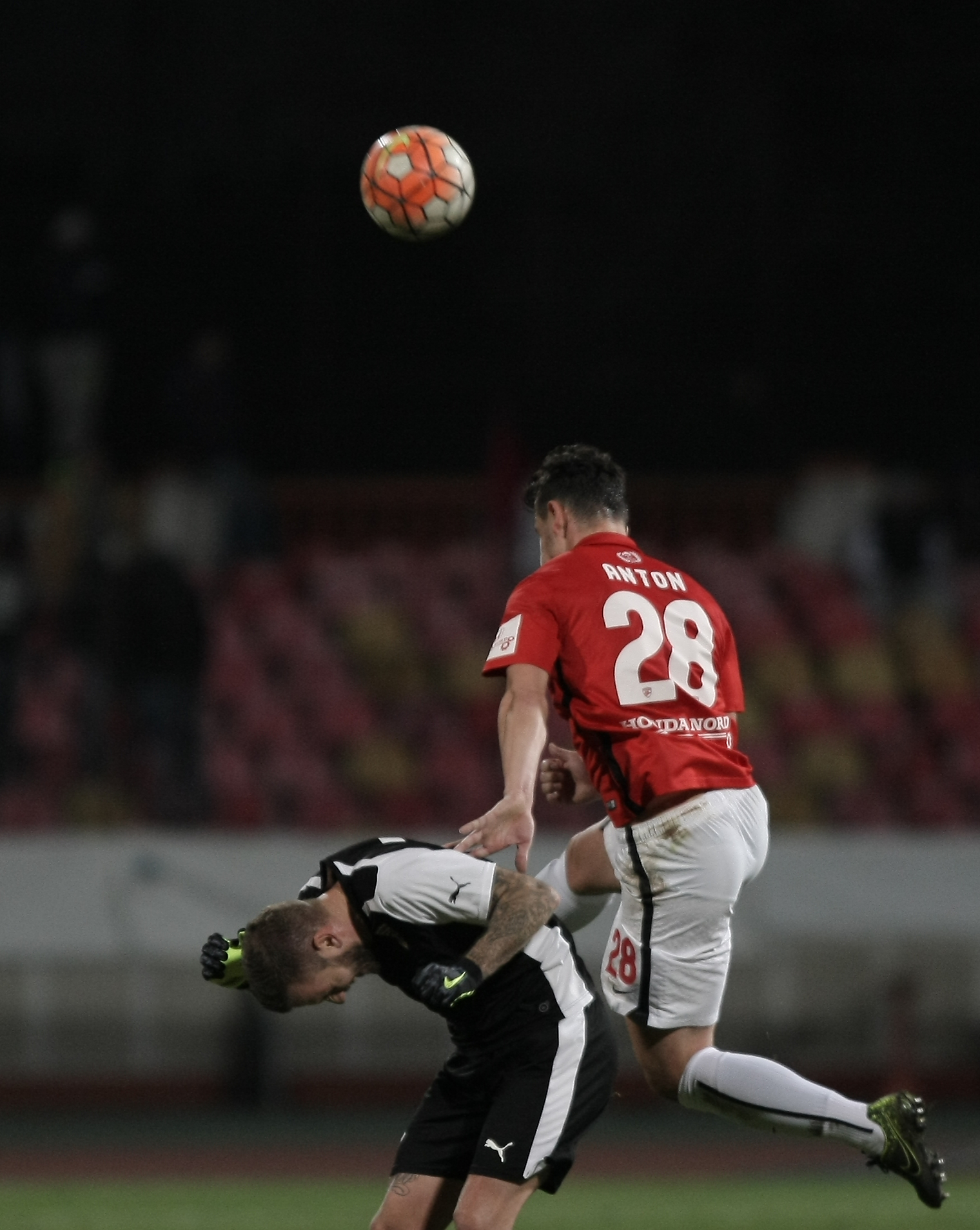 Liga 1: FC Voluntari - Dinamo 1-3. Gnohere a marcat după doar 36 de secunde, Steliano Filip a majorat diferența spre finalul primei părți. După pauză, Anton a marcat primul gol la Dinamo, iar Spahija a spălat rușinea gazdelor. Arbitrul Andrei Chivulete a anulat eronat un gol reușit de ilfoveni. ”Câinii roșii” au depășit Steaua în clasament / FOTO