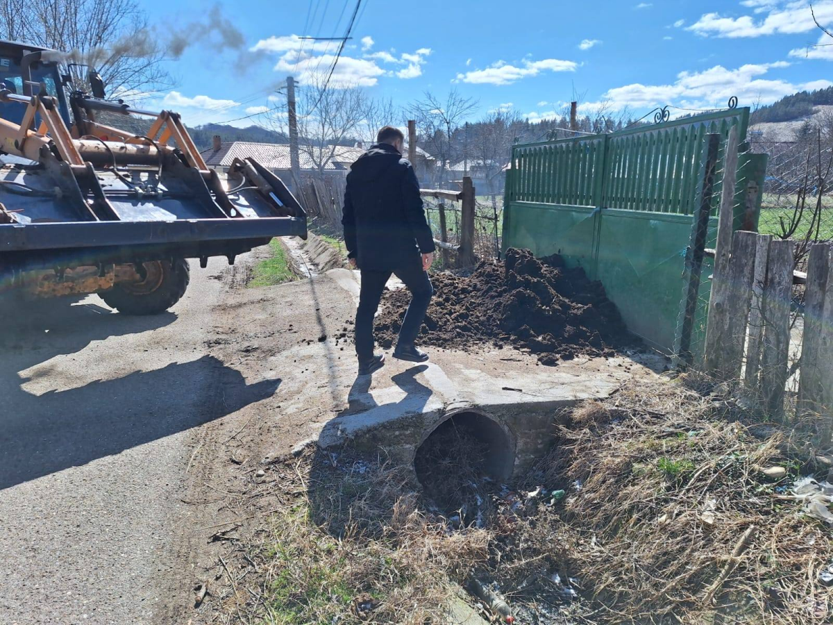 Un primar a adunat balega de pe câmp și a dus-o în poarta unui localnic care o arunca la voia întâmplării