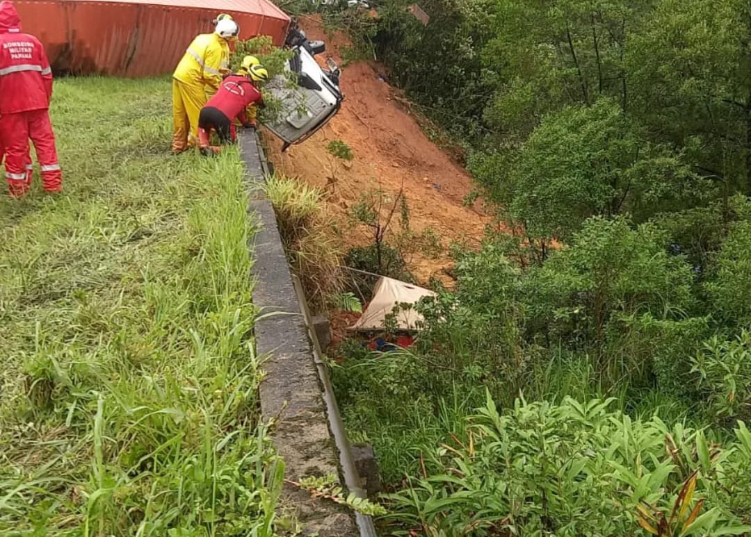 Un șofer de TIR s-a filmat îngrozit în cabina camionului îngropat sub tone de piatră și noroi, pe o autostradă din Brazilia