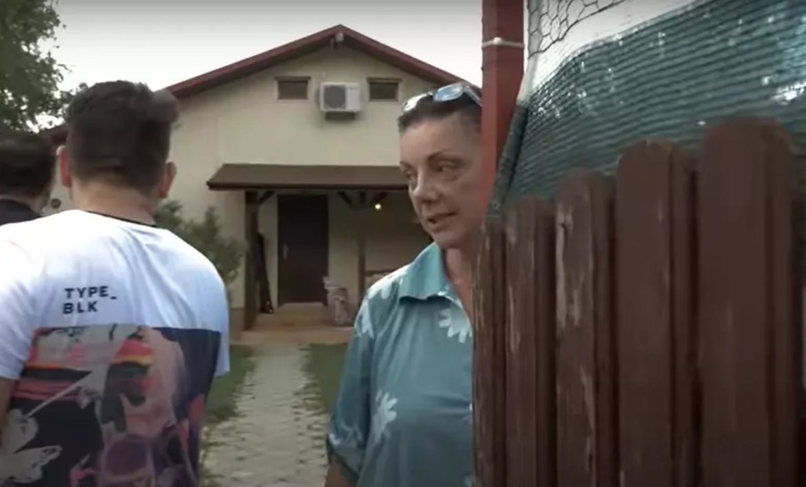 Imagini cu casa de la țară în care locuiește Carmen Tănase. S-a mutat din București într-un sat de lângă Târgoviște, unde are vilă cu grădină