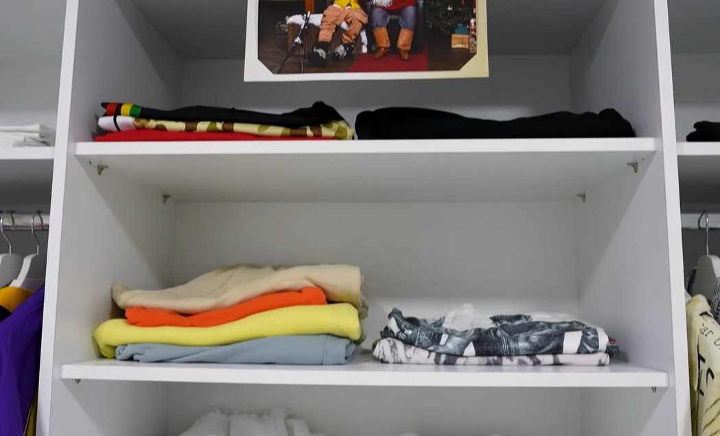 Imagini cu dressingul lui Dorian Popa. „Poate fi asemănat cu un spital. Sunt nebun după ordine”. Are o colecție de adidași de 40.000 de euro