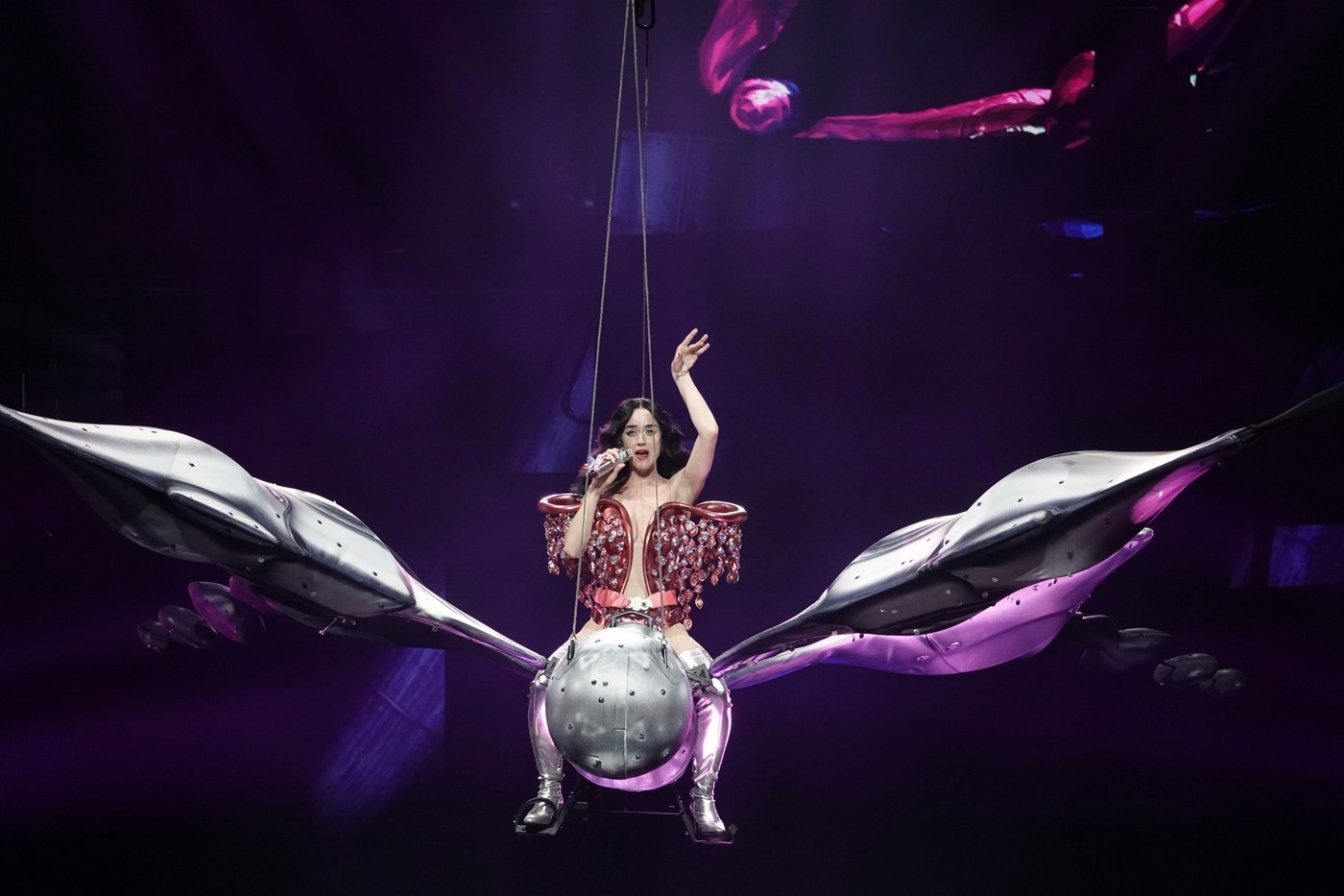 Katy Perry și-a arătat rănile suferite în timpul turneului său „Lifetimes”. După ce a fost aproape să cadă de la înălțime, acum are altă suferință