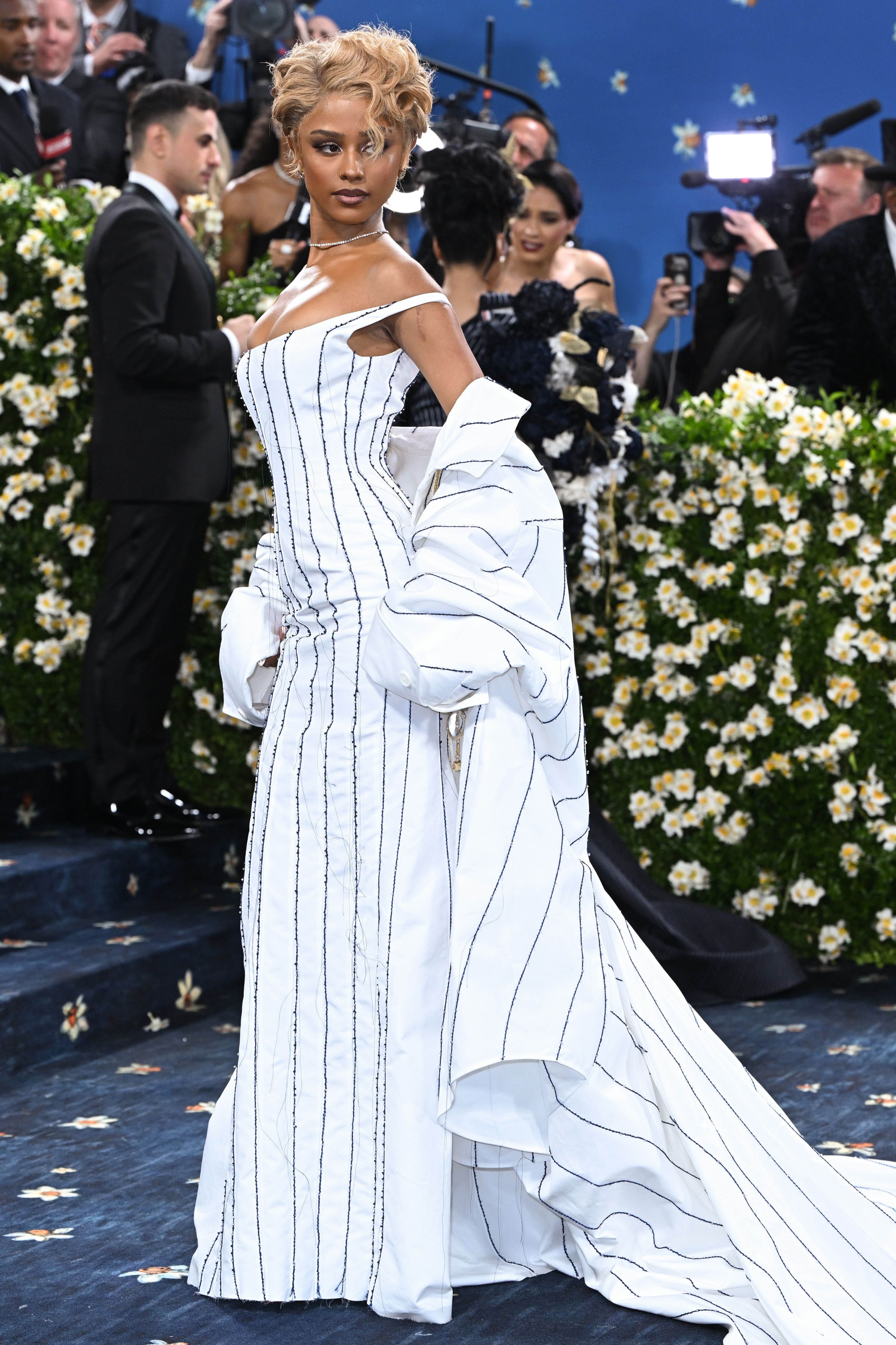 Cum au apărut vedetele la Met Gala 2025. Madonna a defilat cu un trabuc în mână, iar Kim Kardashian a atras toată atenția