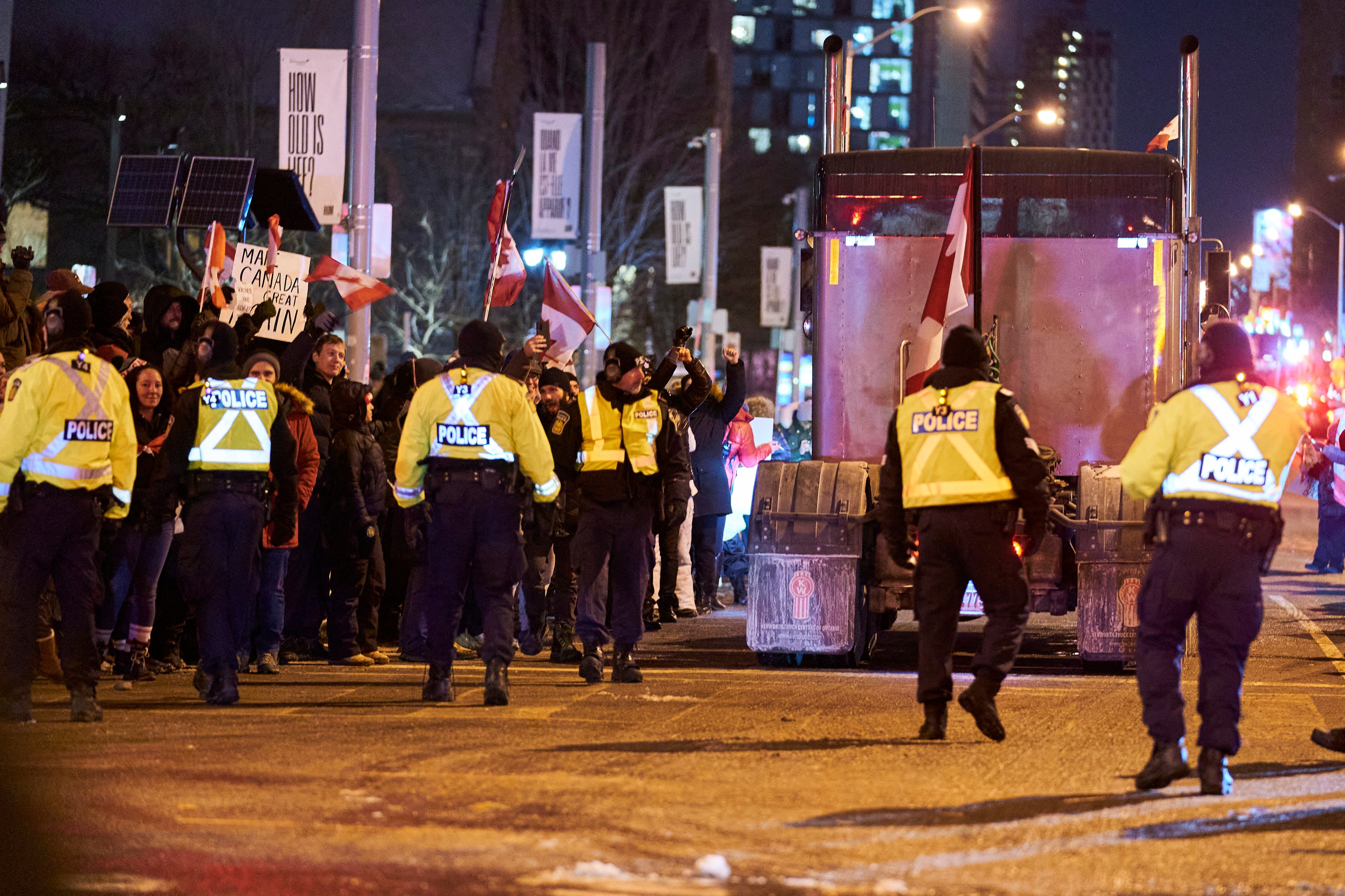 Capitala Canadei, paralizată de protestele față de vaccinarea obligatorie. „Situaţia a scăpat complet de sub control”