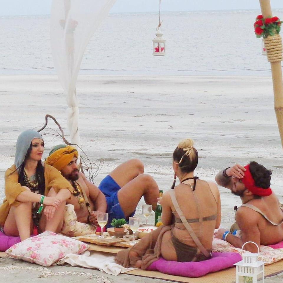 Mirela de la Insula Iubirii, în costum de baie și cu sânii la vedere. Bruneta pozează în ipostaze incitante | FOTO