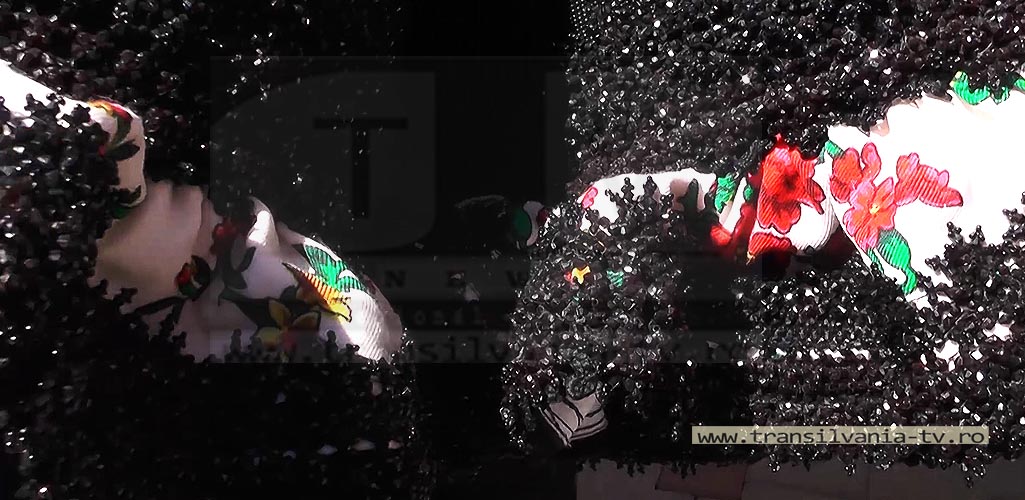Cele mai scumpe costume populare din Țara Oașului, decorate cu cristale Swarovski. Modelele costă chiar și 20.000 de euro