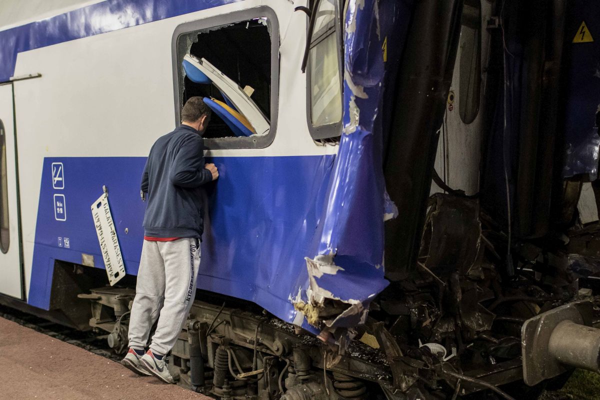Impact violent în gara din Galați între o locomotivă și trenul la care urma să fie cuplată. O femeie, conductorul trenului, a murit la spital