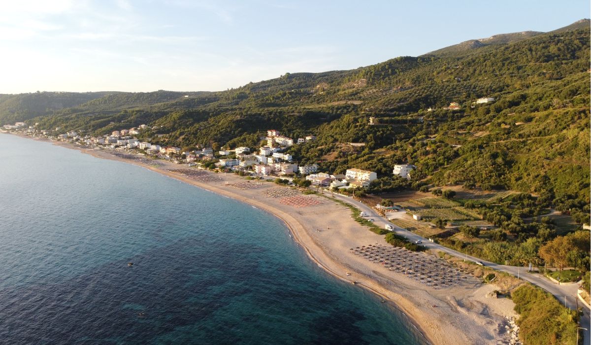 Vrahos, plaja din Grecia unde șezlongurile sunt gratuite și mâncarea este la prețuri mai mici decât în restul țării: „Apa e mică, ideală pentru copii”