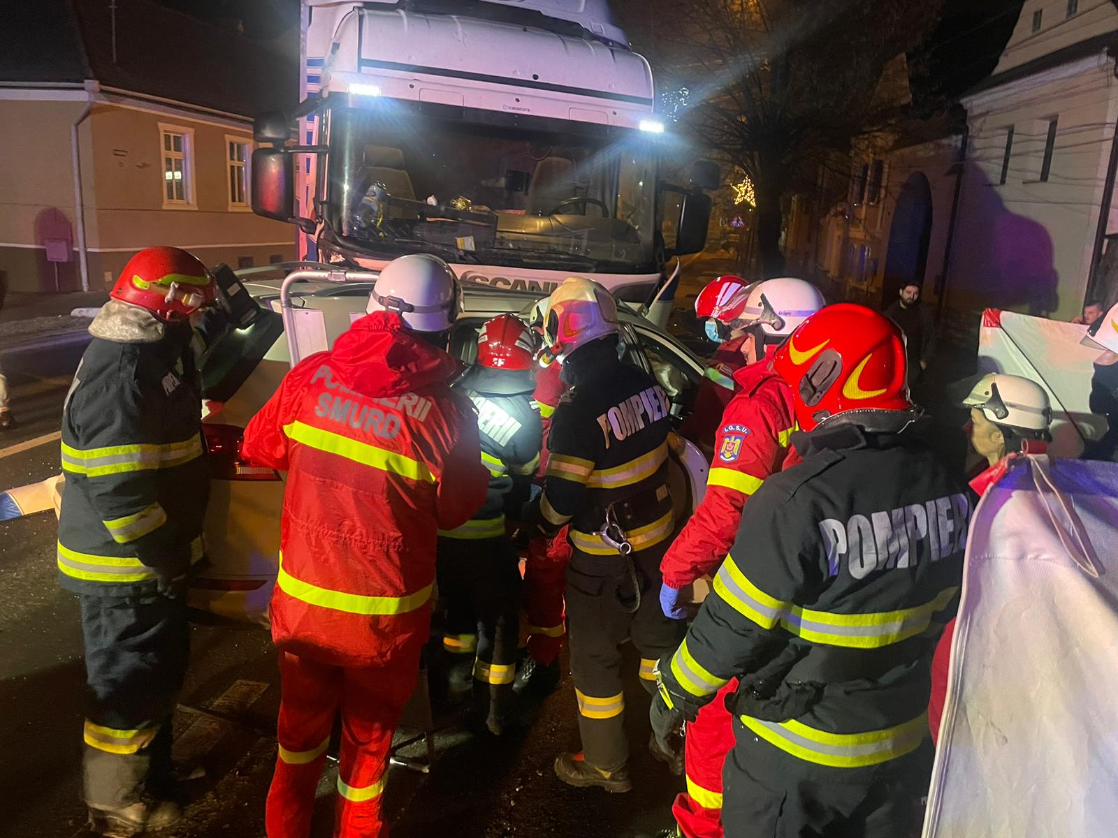 Doi morți și doi răniți într-un accident care a avut loc în Brașov. Ciocnire violentă între o mașină și un TIR