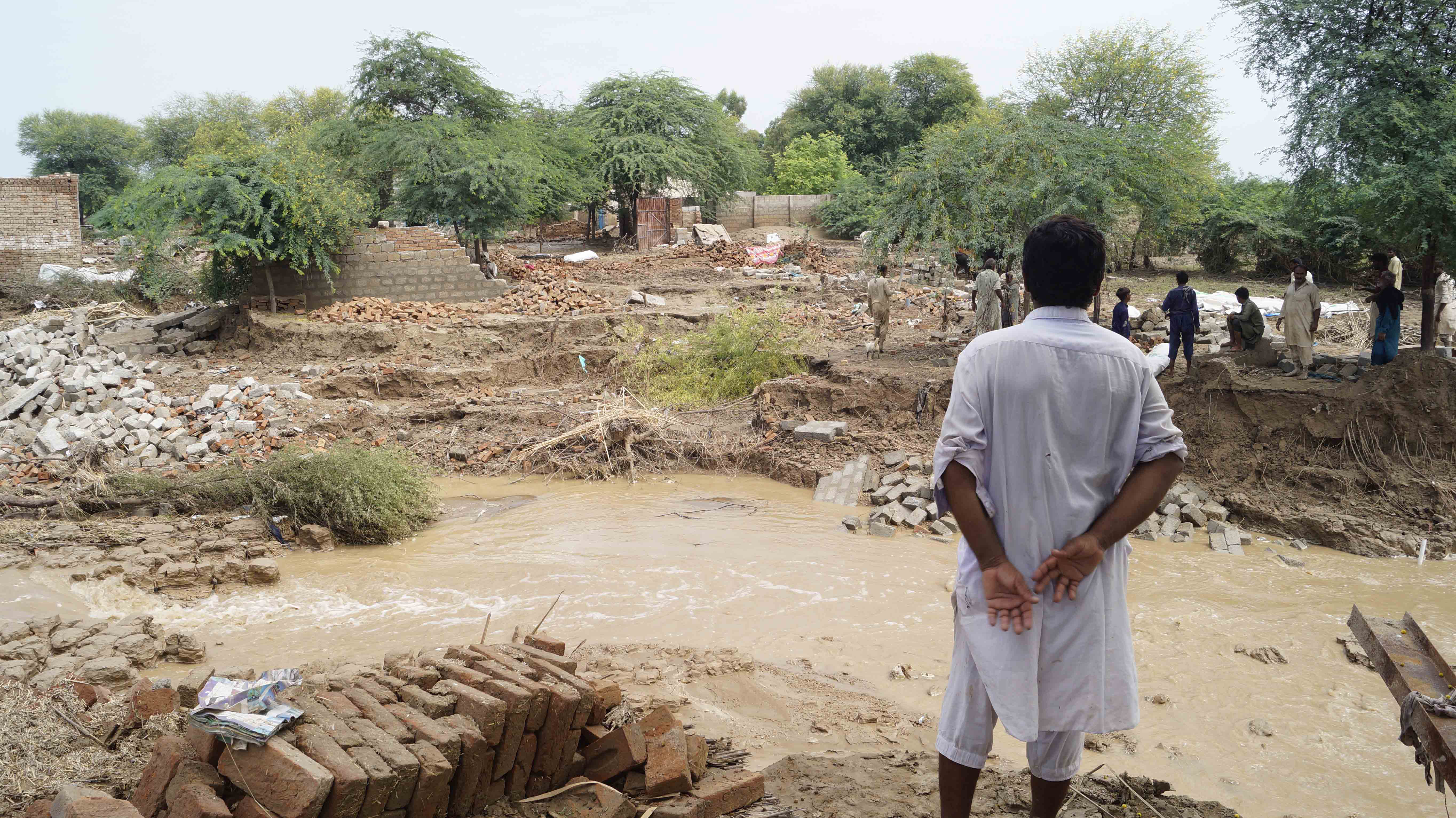 Peste 900 de persoane, inclusiv sute de copii, au murit din cauza inundațiilor din Pakistan