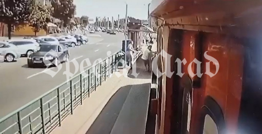 Momentul când o mamă e târâtă de tramvai, în Arad, după ce a urcat căruciorul fiicei sale de 12 ani, cu dizabilități, a fost filmat. Femeia a murit la spital