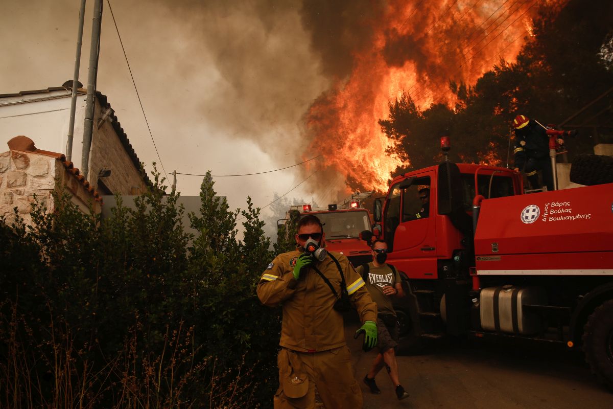 Incendiu violent lângă Atena. „Situația este îngrozitoare și vântul nu ajută”