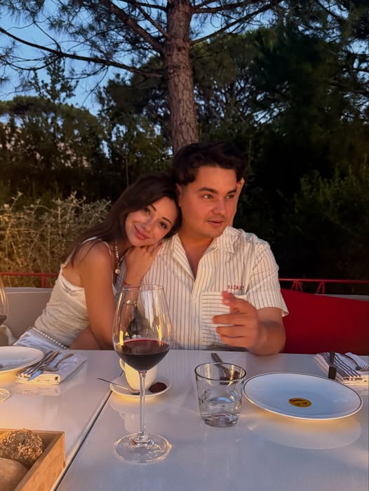 Motivul pentru care Selly și iubita Smaranda petrec Revelionul acasă. În alți ani, cuplul mergea la munte sau în altă țară: „E un trend”