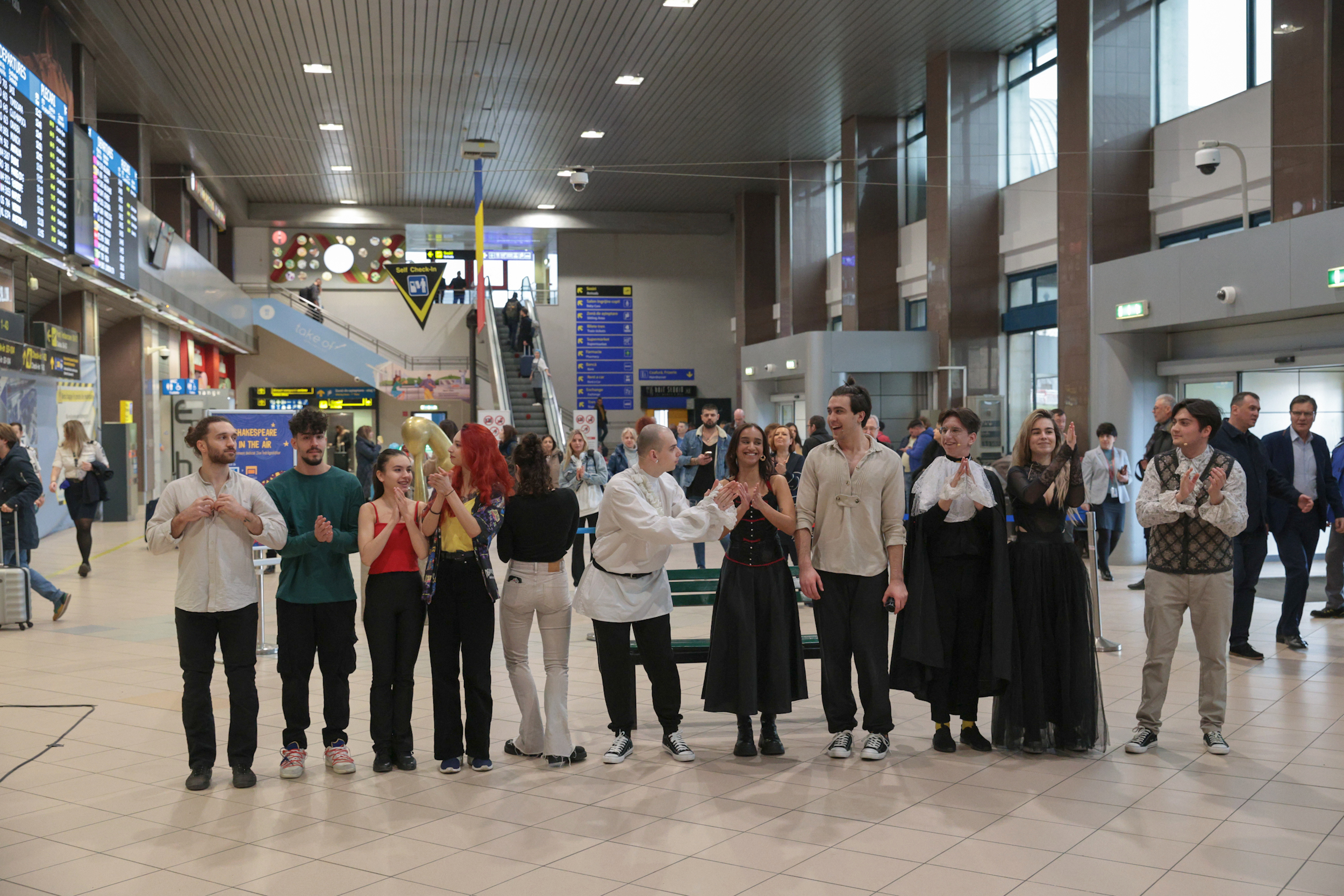Surpriză pentru călătorii de pe Aeroportul Otopeni, de Valentine’s Day: spectacole din Shakespeare și momente coregrafice