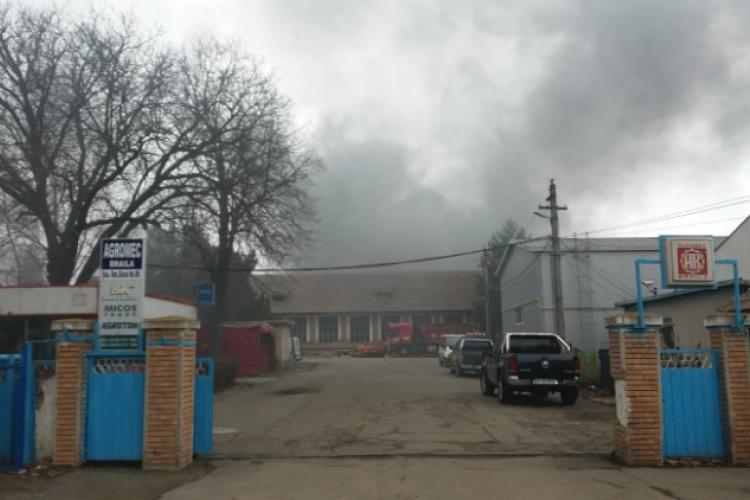 Incendiu la un depozit de anvelope şi vopseluri din Brăila. Pompierii au intervenit cu cinci autospeciale