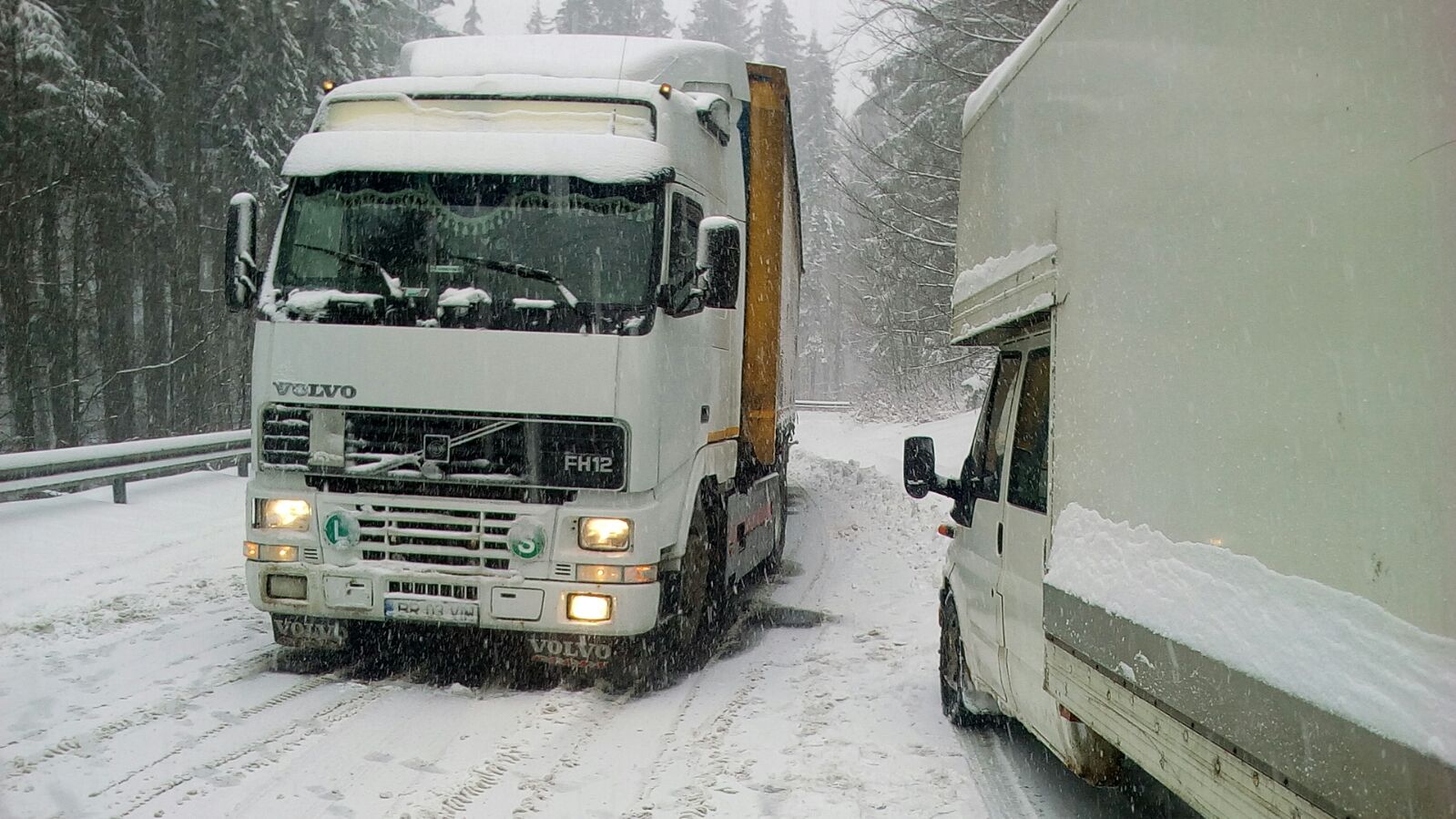 Trafic îngreunat in judetul Brasov din cauza ninsorii abundente. Cinci tiruri nu si-au mai putut continua drumul/FOTO&VIDEO