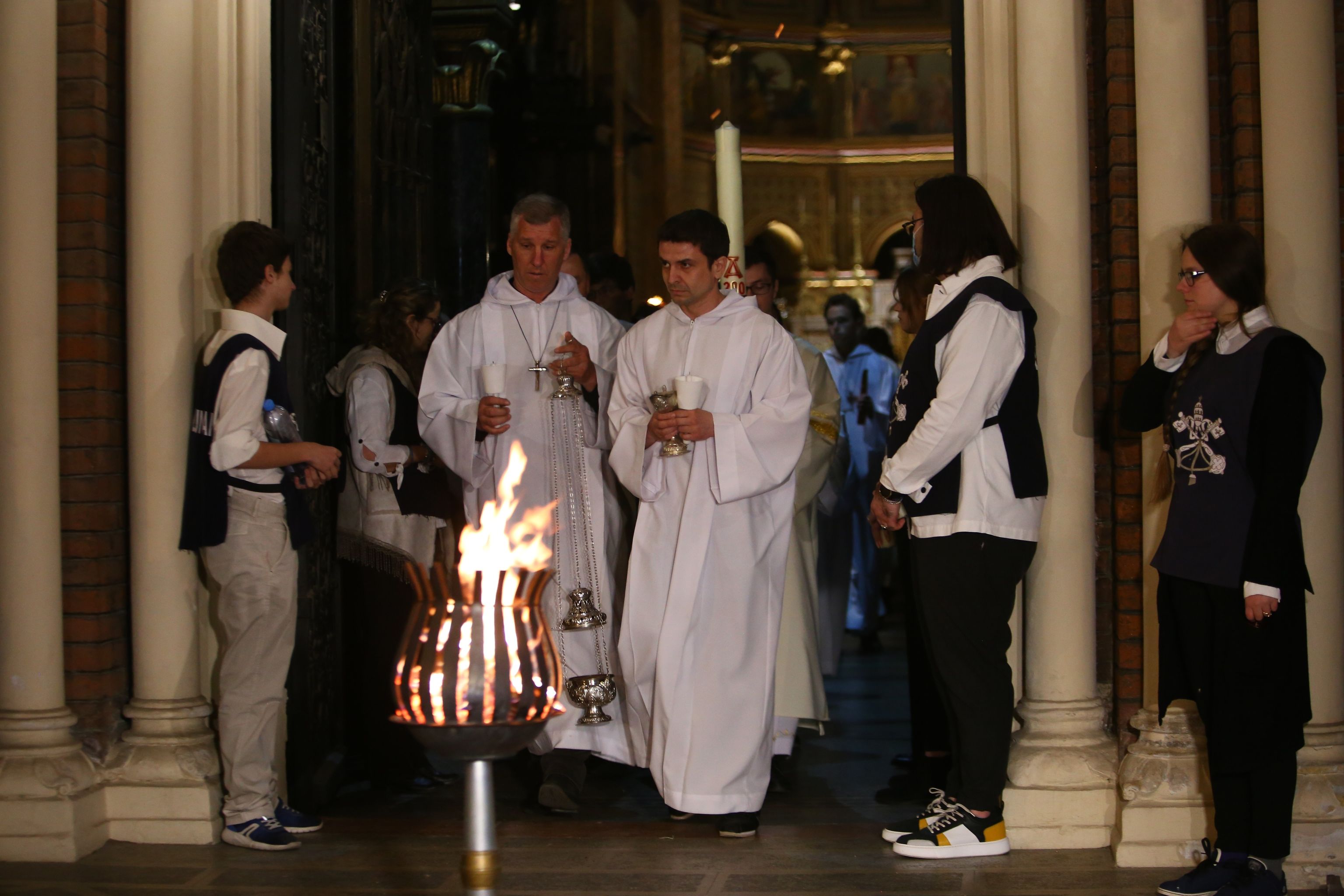 VIDEO | Slujba De Înviere de Paștele Catolic. Sute de oameni la Catedrala Sfântul Iosif din București. Cum a fost la Vatican