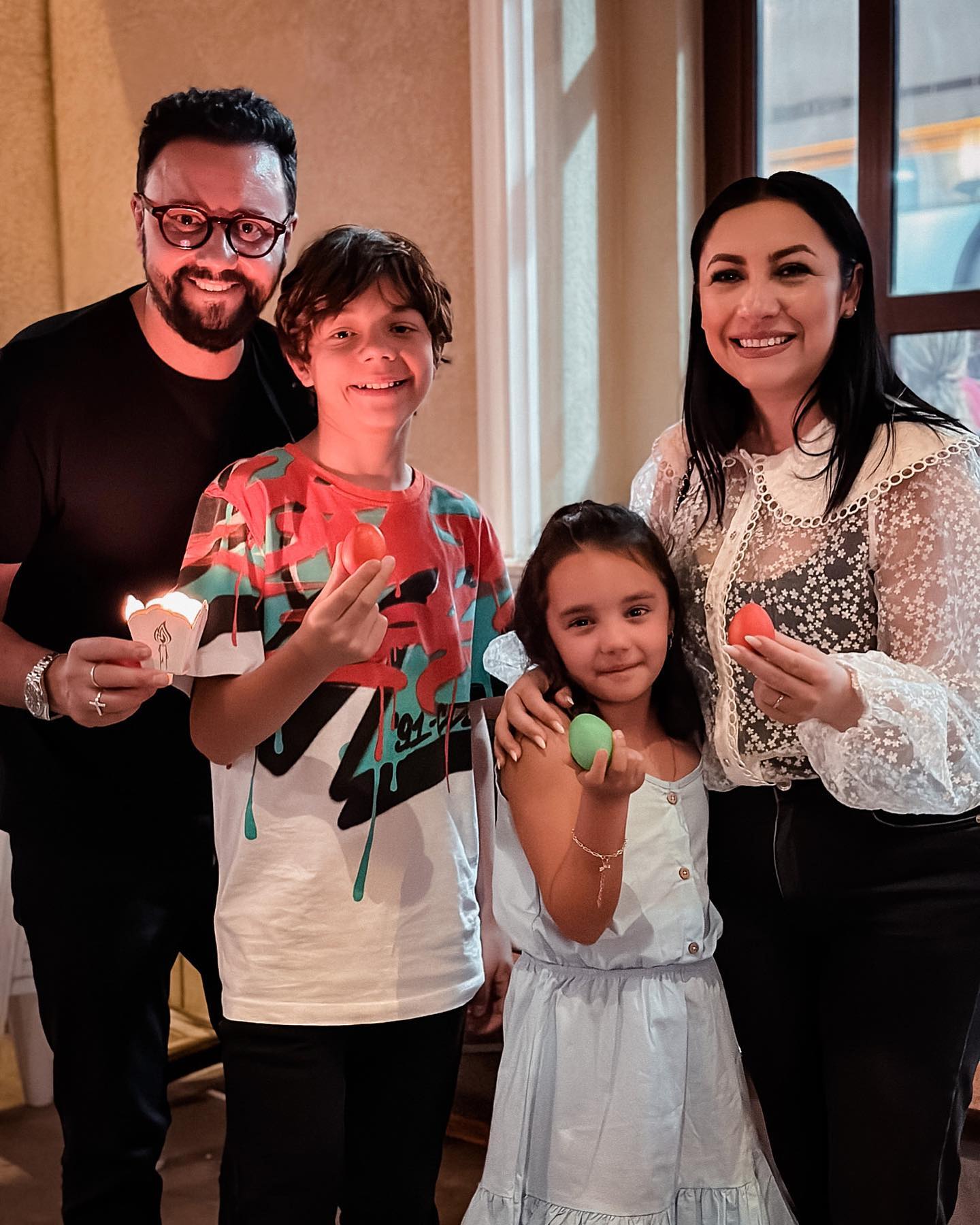 Imagini din vacanța familiei Măruță în Dubai. Au mers la o biserică ortodoxă română în noaptea de Paște