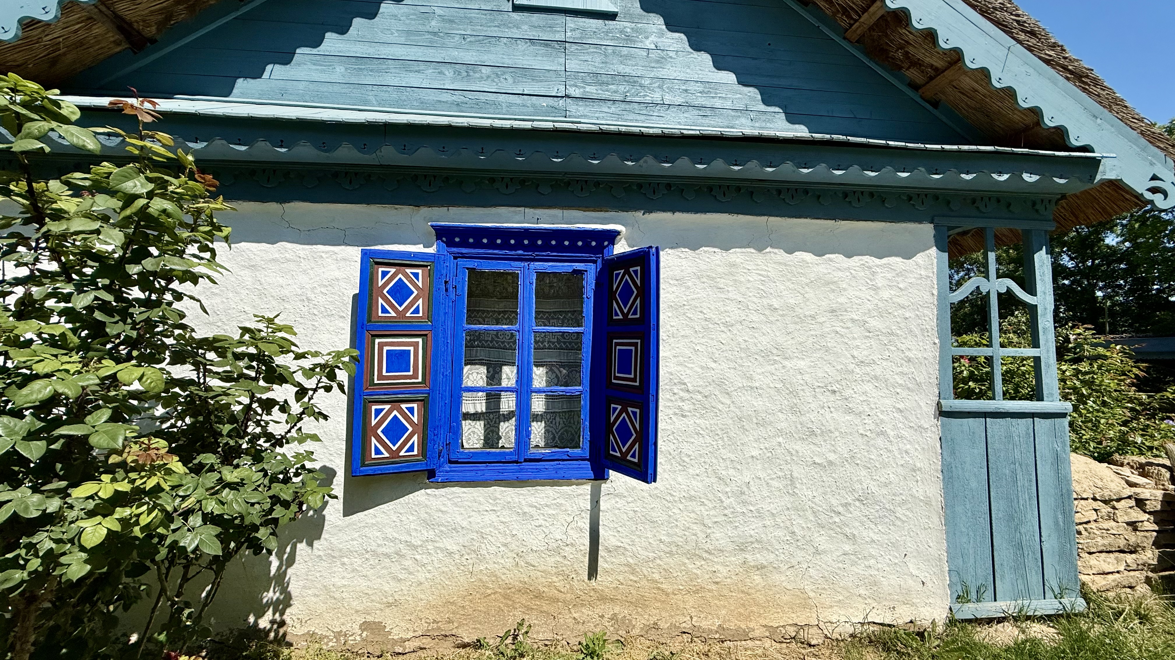 Patru meșteri din Maramureș refac, ca acum un secol, o casă din inima Bucureștiului: „Asta-i istoria! Facem totul manual, ca pe vremuri”