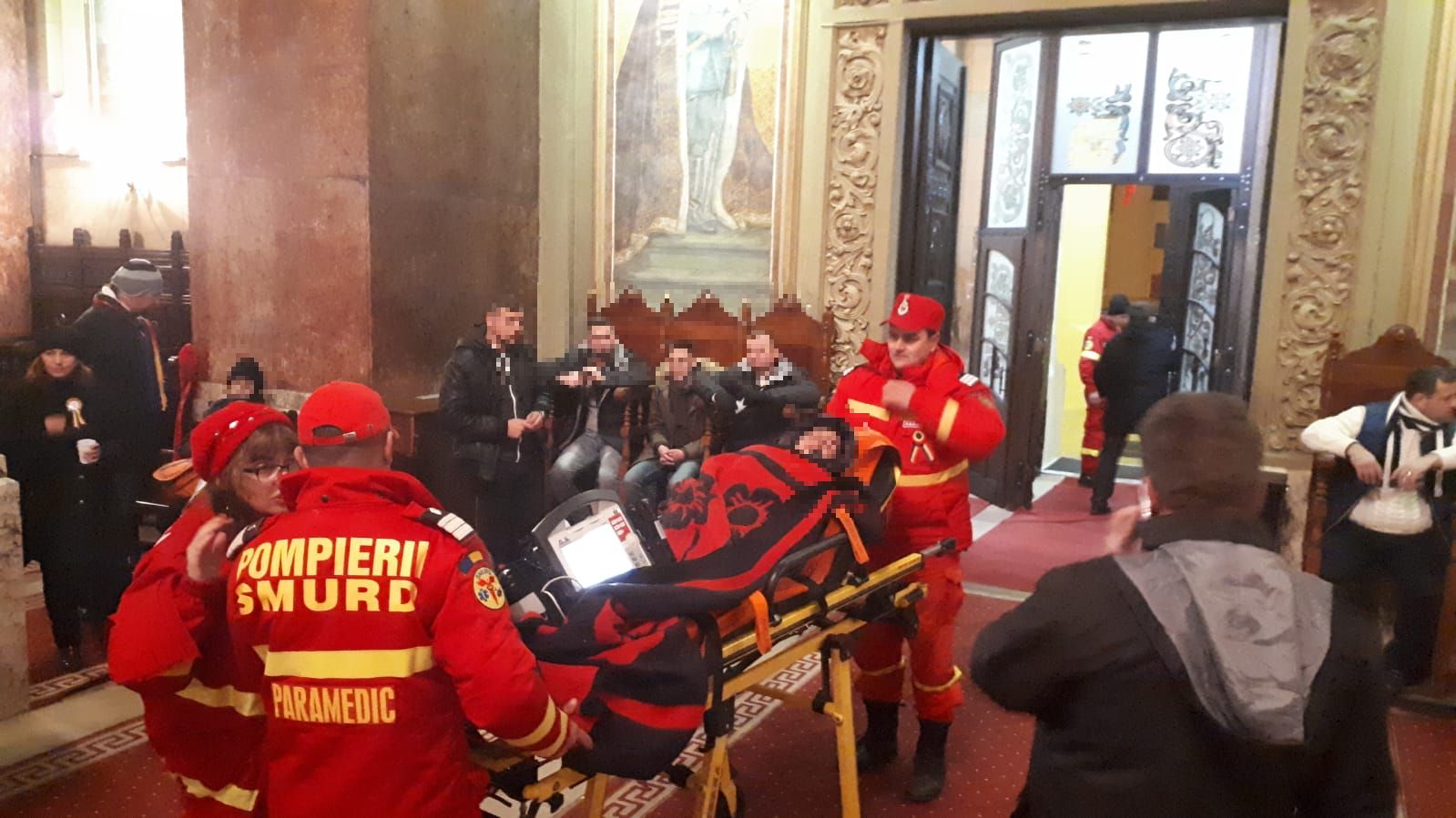 VIDEO&FOTO/ 22 de elevi, din Olt, găsiți dormind în Catedrala Încoronării din Alba Iulia, din lipsa cazării. UPDATE: Inspectoratul s-a autosesizat