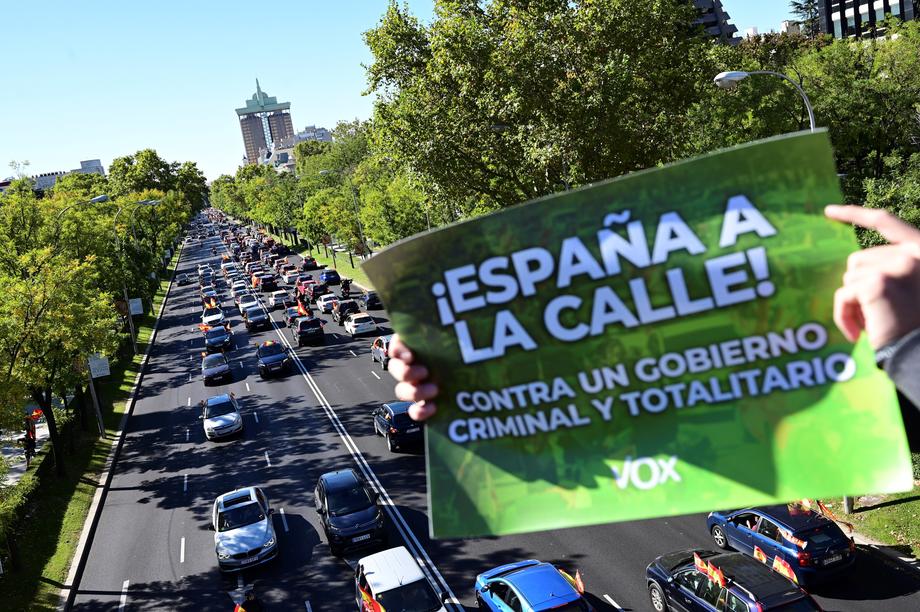 VIDEO | Protest din mașini la Madrid, față de restricțiile antiepidemice, chiar de Ziua Spaniei. Şoferii au blocat un bulevard principal
