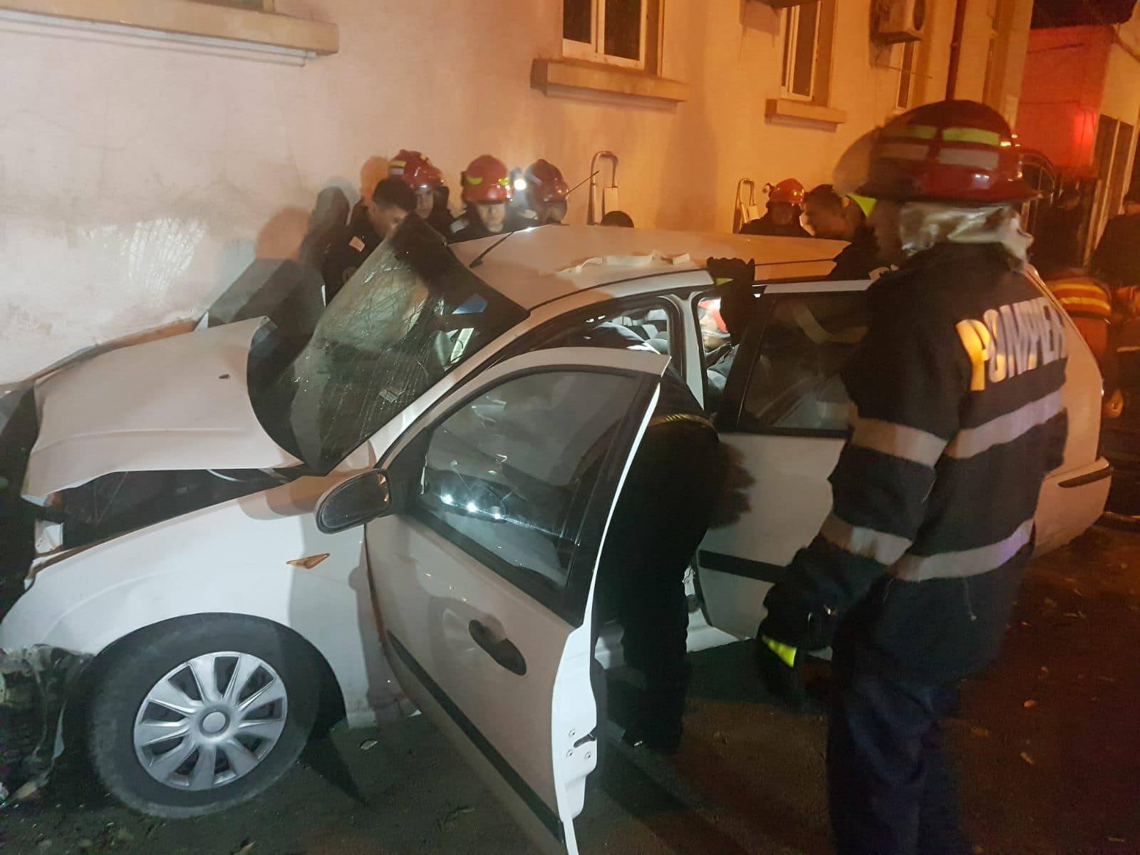 Accident în Constanța: o mașină s-a izbit în sediul ISU Dobrogea. Două persoane au murit