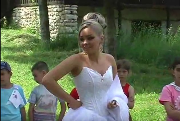Incredibil cum arăta Maria Constantin la prima sa nuntă. Cum a fost fotografiată pe uliță și gestul aducător de ghinion pe care l-a făcut | FOTO