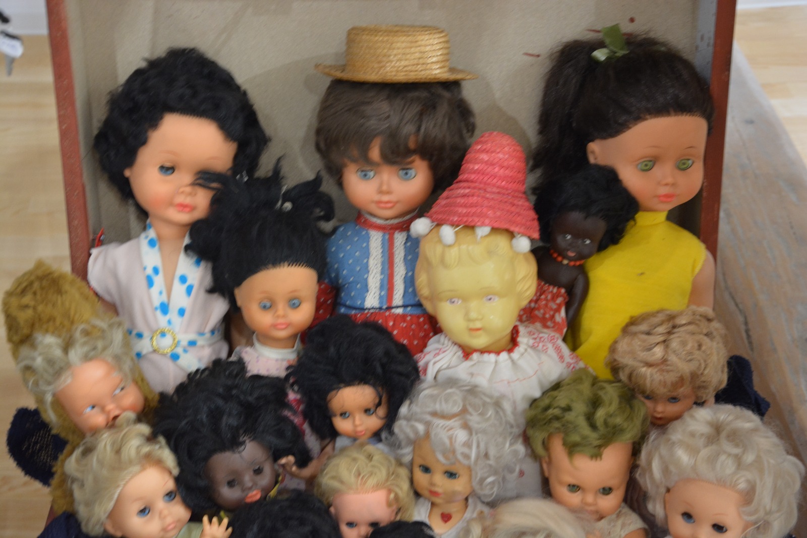 GALERIE FOTO/ Cea mai mare expoziție de jucării, în podul Muzeului de Istorie al Bucovinei. Geta și Liviu, replica românească a păpușilor Barbie și Ken