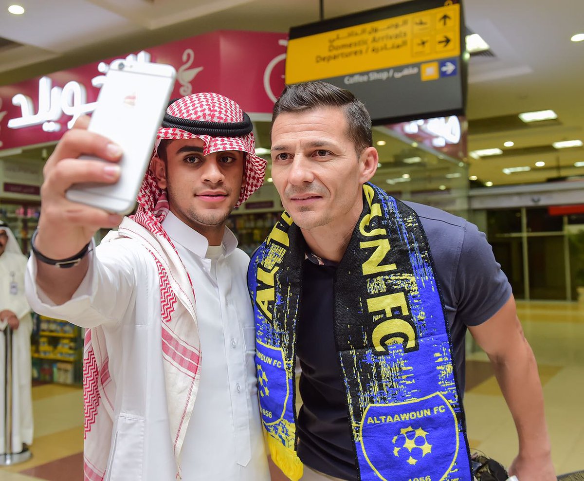 Costel Gâlcă a fost primit cu trandafiri la Al Taawon. Primele imagini cu antrenorul român în Arabia Saudită