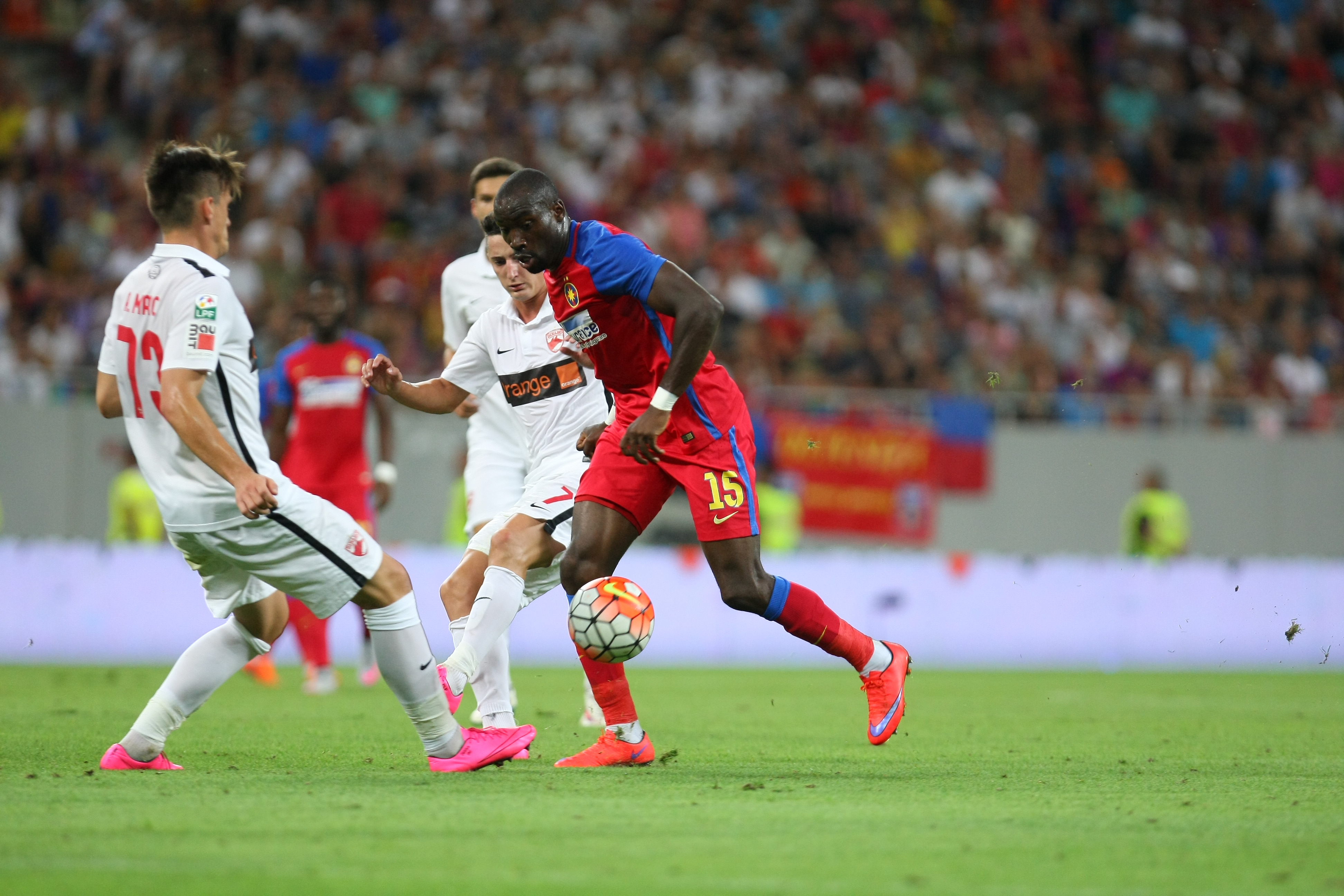 STEAUA - DINAMO 0-0. Derby bun, intens, dar nul! Meciul a început cu o reclamă la unguente contra reumatismului!