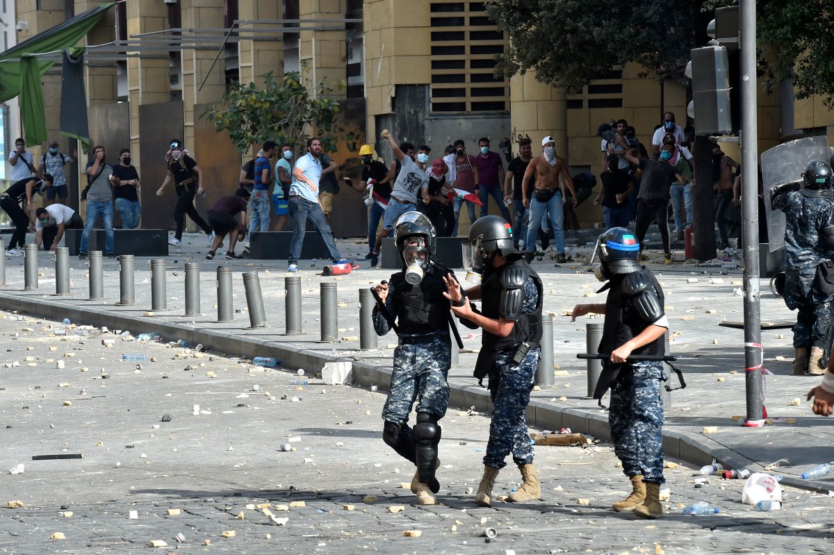 Proteste violente în Beirut | Manifestanții au ocupat mai multe ministere. Peste 200 de persoane au fost rănite, iar un polițist a fost ucis