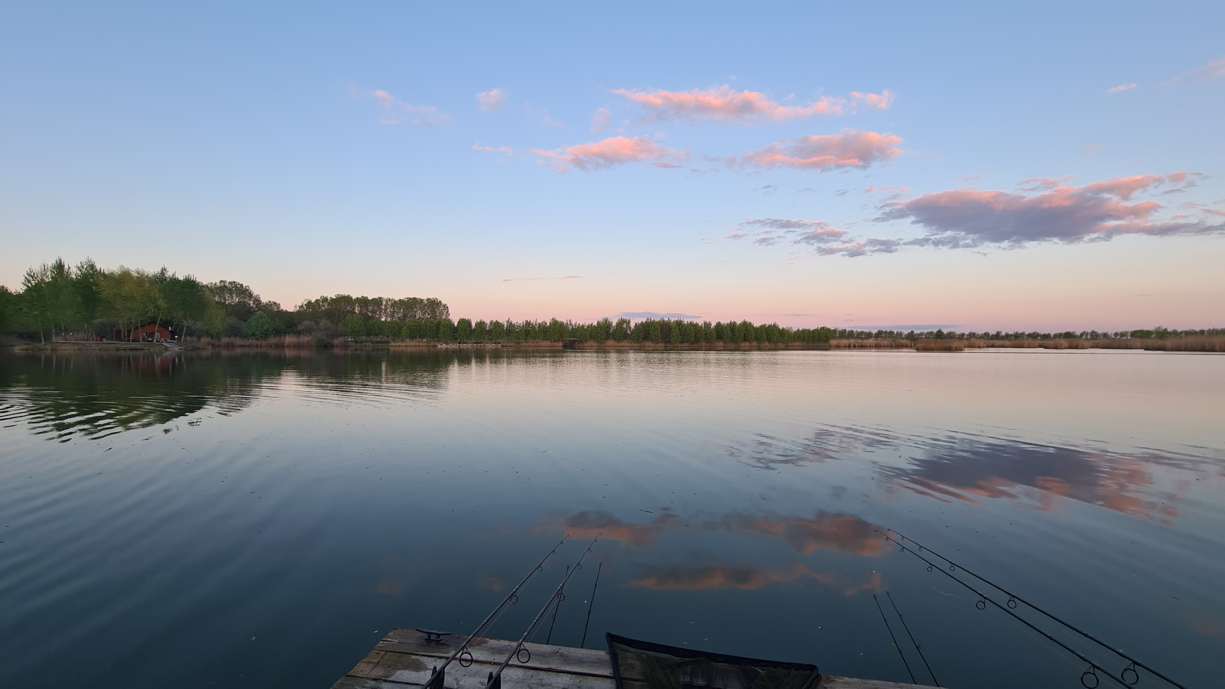 „Delta Dunării” de pe Siret. Satul de vacanță de 82 de hectare, cu zoo, pescuit sportiv și kilometri de canale unde te poți plimba cu barca