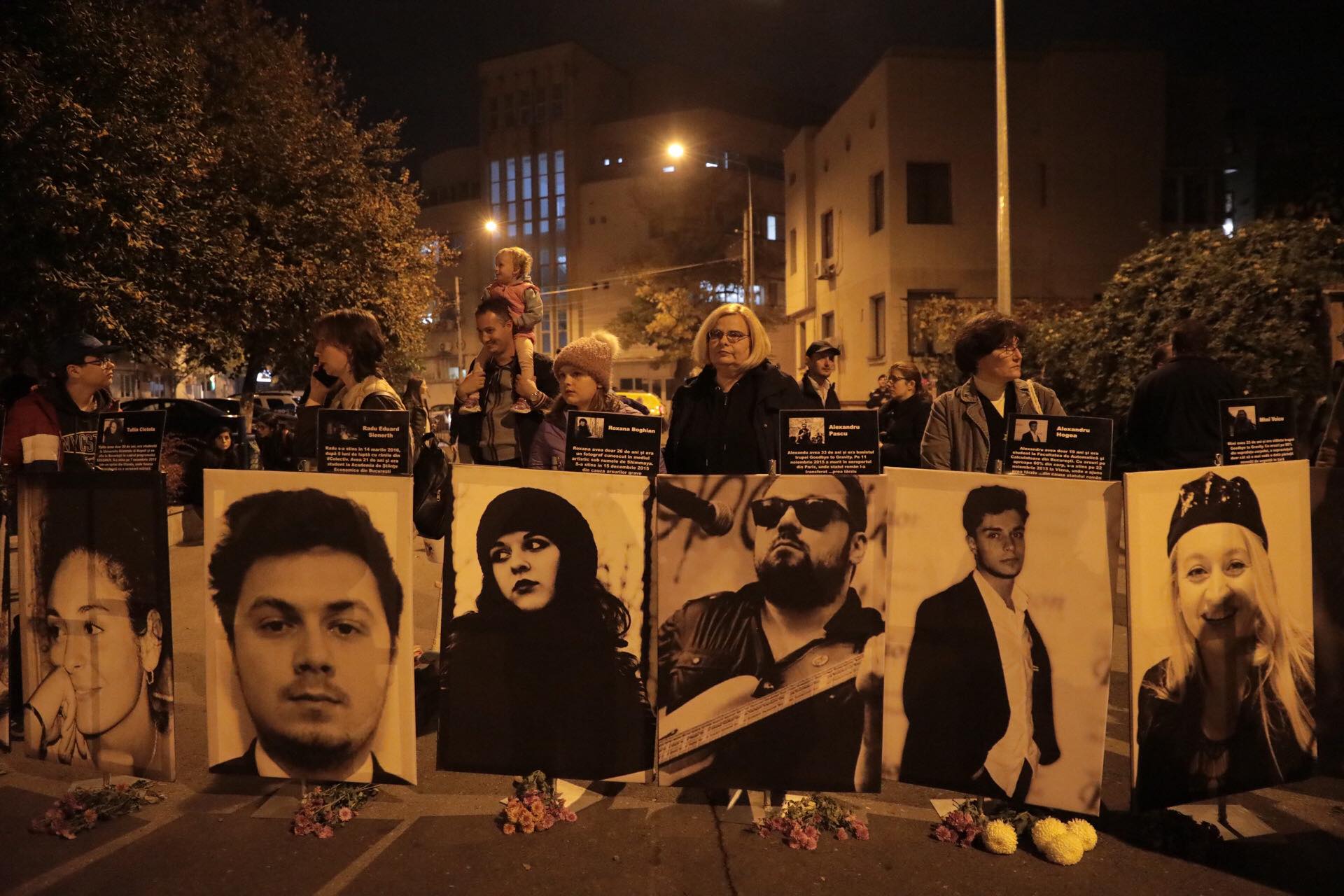 Marș în memoria victimelor de la Colectiv. Fotografiile tinerilor care au murit au fost așezate în fața Parchetului