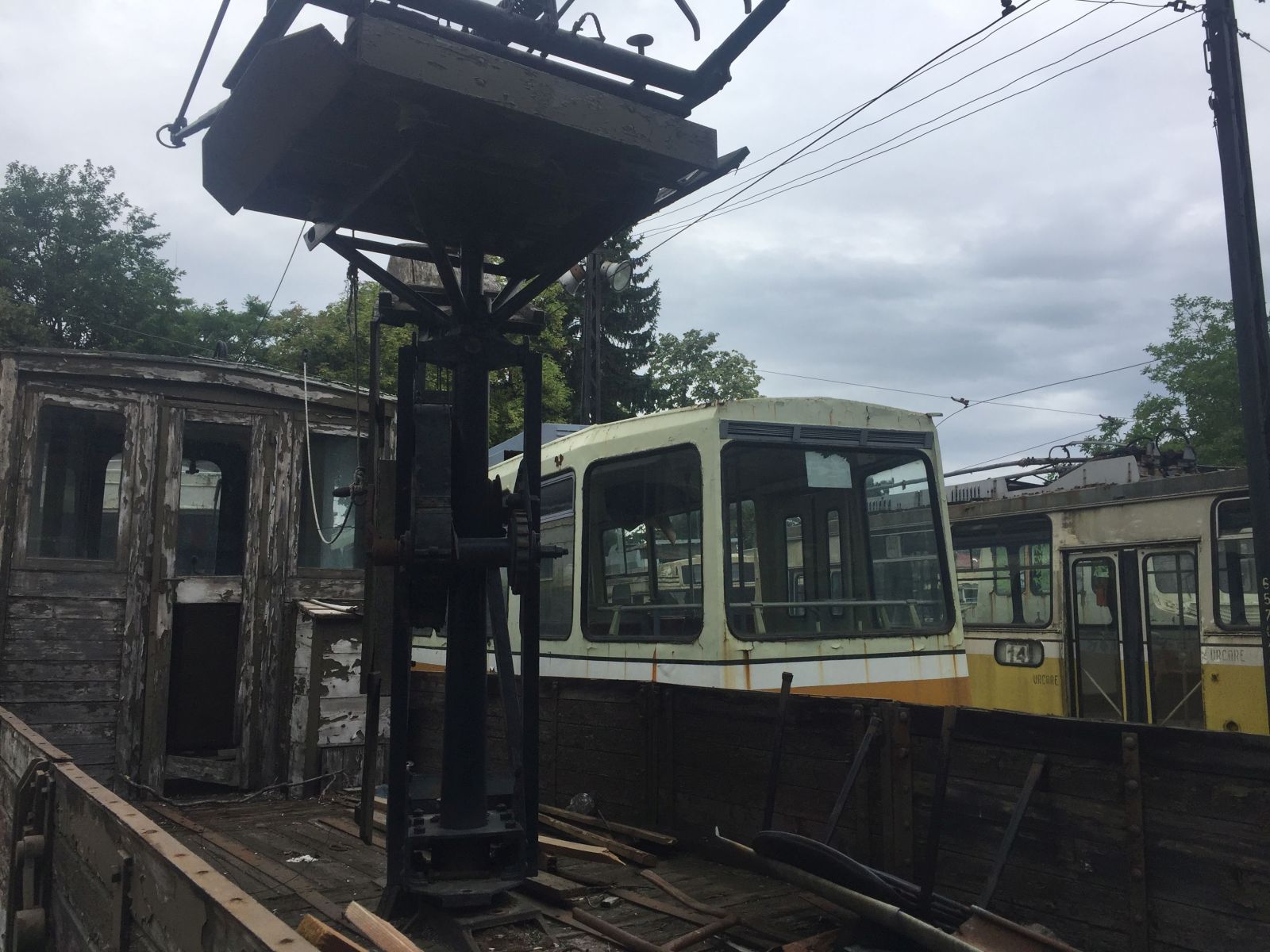 ANCHETĂ/ Ștrand ca centru social și mulți șefi la Societatea de Transport Public Timișoara, în timp ce în tramvaie plouă peste călători - FOTO