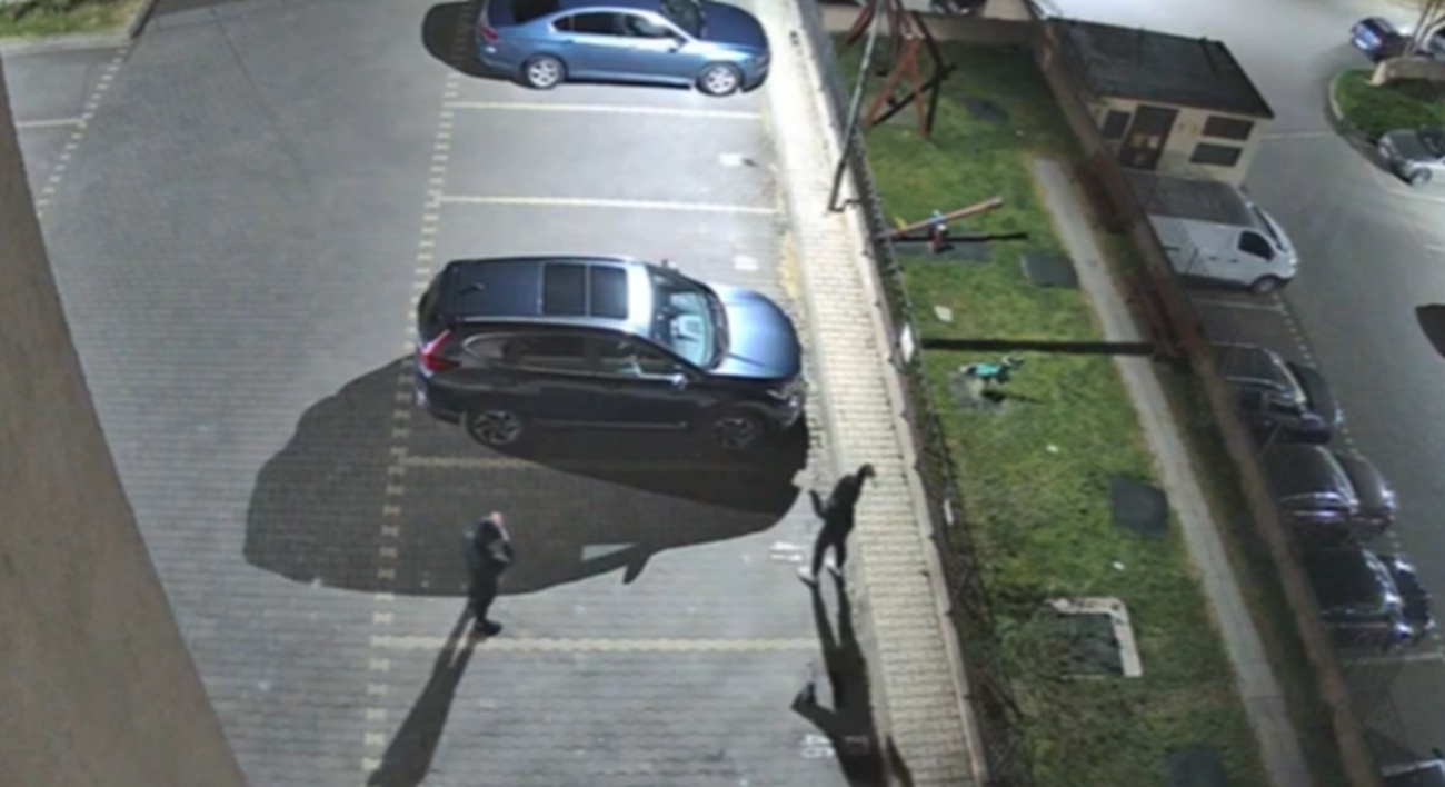 Doi tineri din Iași au aruncat cu ouă timp de 15 minute în zeci de mașini parcate, pentru o provocare pe TikTok. Ce a urmat