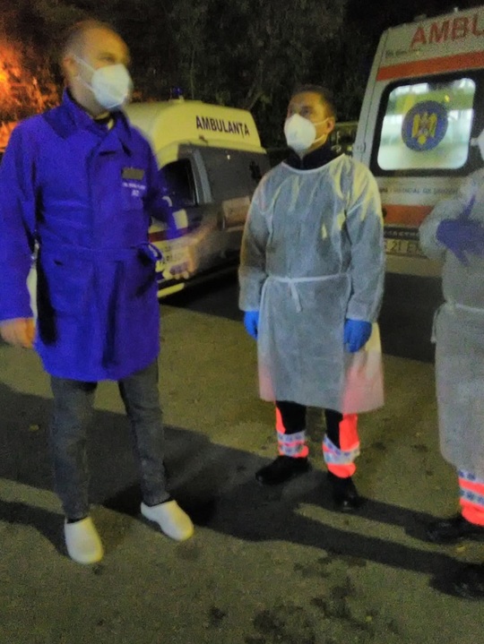 Coadă de ambulanțe în curtea Spitalului de Boli Infecţioase din Iaşi. Manager: „A fost o noapte de foc”