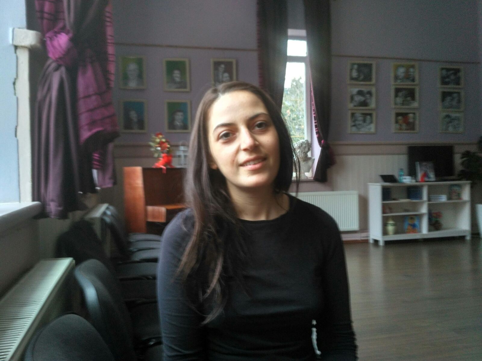 VIDEO REPORTAJ/Casandra Petre a terminat dreptul, dar a devenit artistă. A umblat prin toată lumea, dar s-a întors în țară!