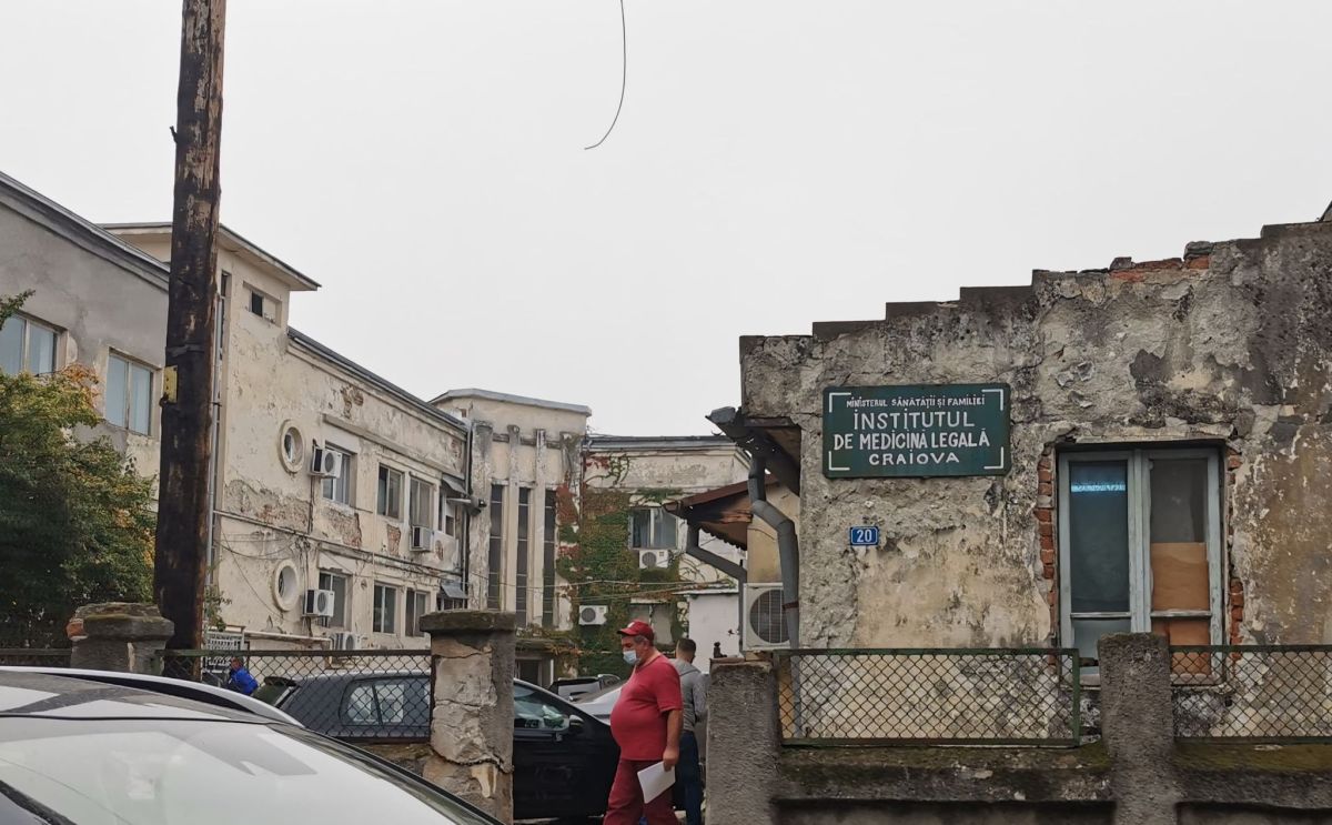 Fotografia care arată starea deplorabilă a sistemului de sănătate românesc: sediul IML Craiova se prăbușește. Directoarea: “De 5 ani se promite o renovare”