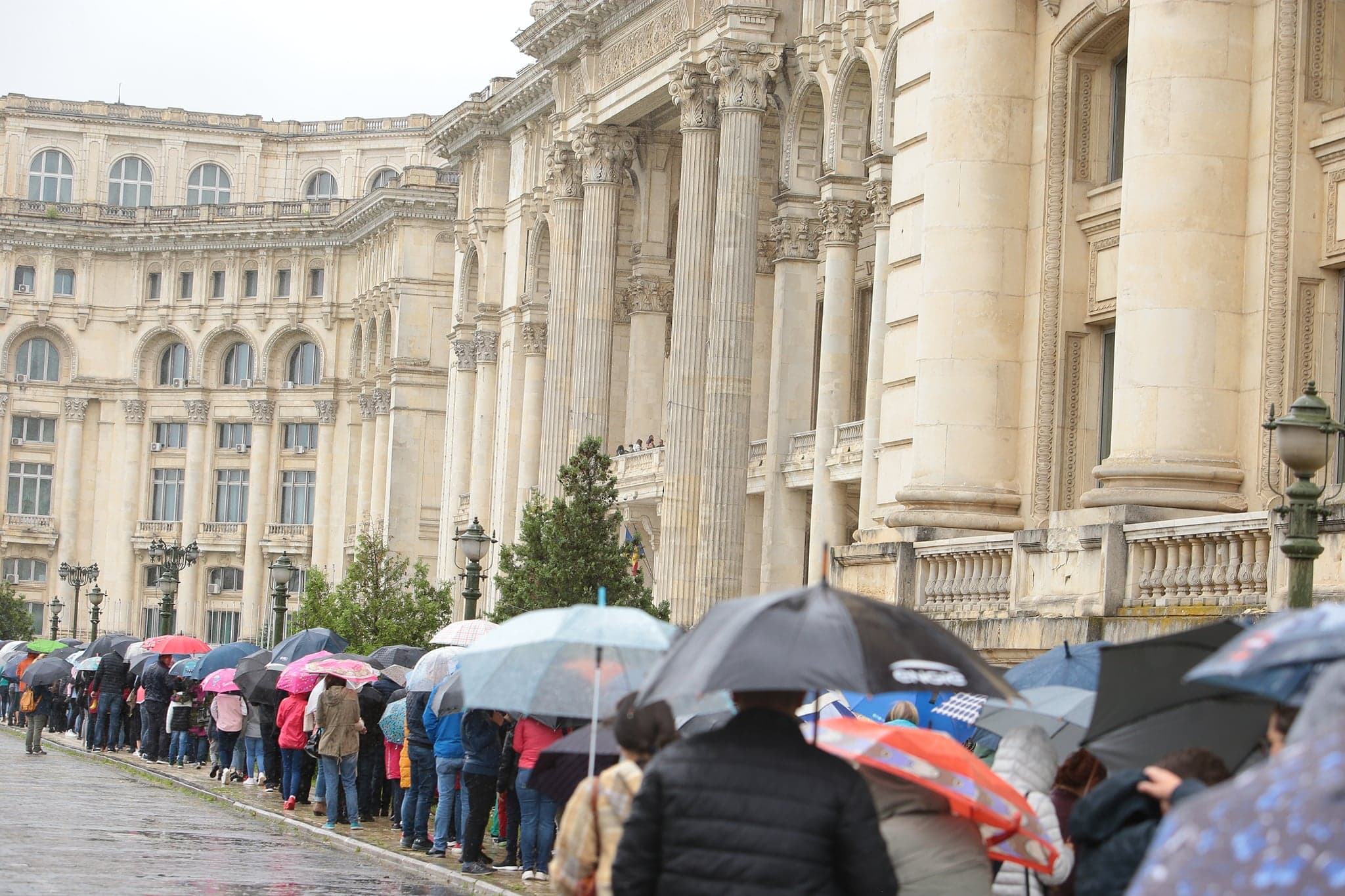 Cozi la Palatul Parlamentului, care poate fi vizitat gratuit astăzi, de Ziua Copilului
