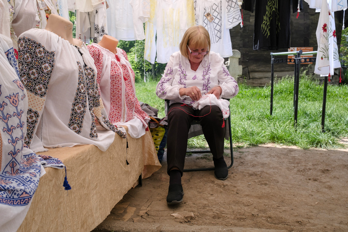 Muzeul Țăranului Român, în sărbătoare. Târg special cu gulaș de vițel la ceaun, crap și scrumbie de Dunăre, dar și obiecte vechi şi autentice