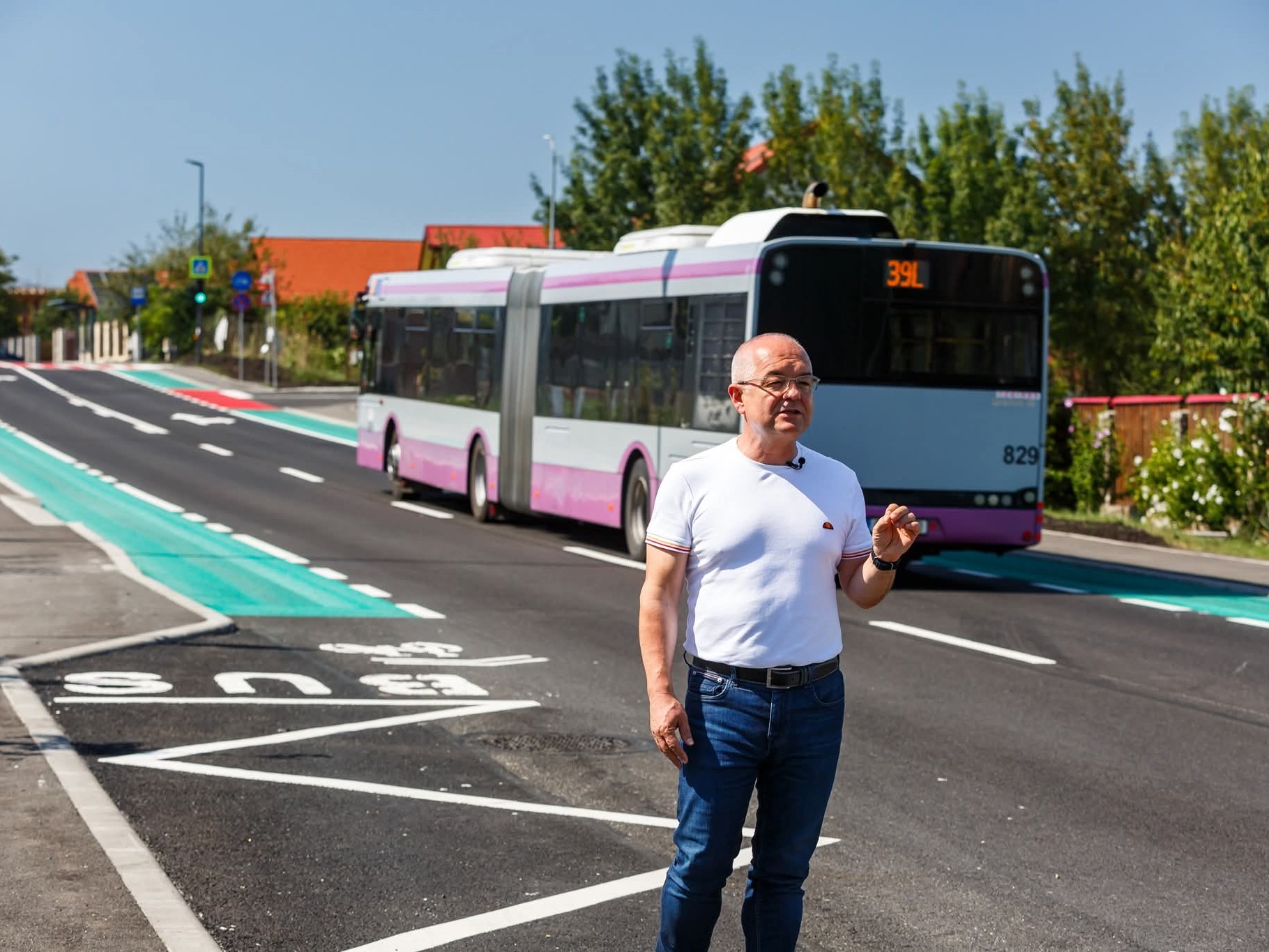 Imagini din grădina lui Emil Boc. Primarul din Cluj-Napoca a cules primele roșii cultivate de el: „O satisfacție pe care niciun magazin nu o poate oferi”