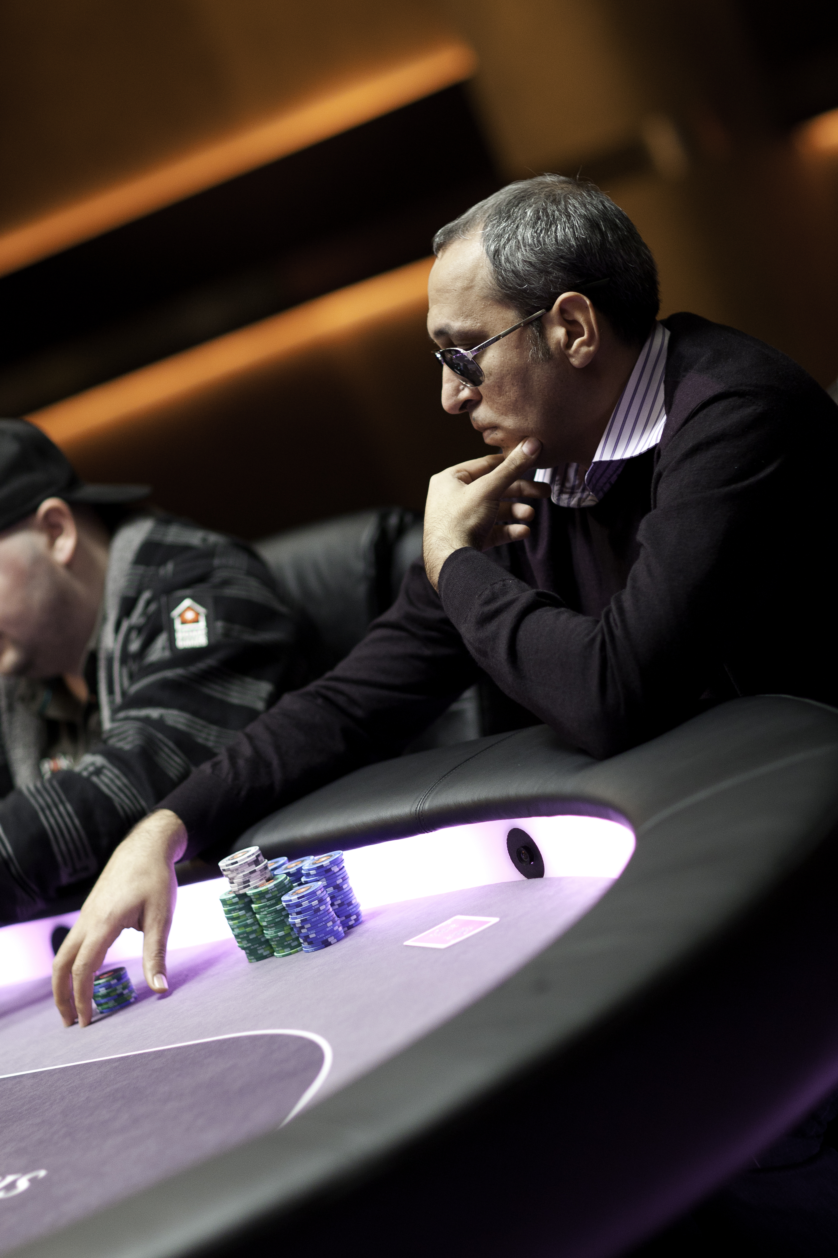 Ce s-a ales de omul care l-a învățat poker pe Pițurcă și ce s-a întâmplat după ce a câștigat un premiu de 1.350.000 $. ^Fratele lui făcea parte din gruparea Tarzan, care trafica prostituate, și e la pușcărie! Povești cu Piți de la jocurile de noroc