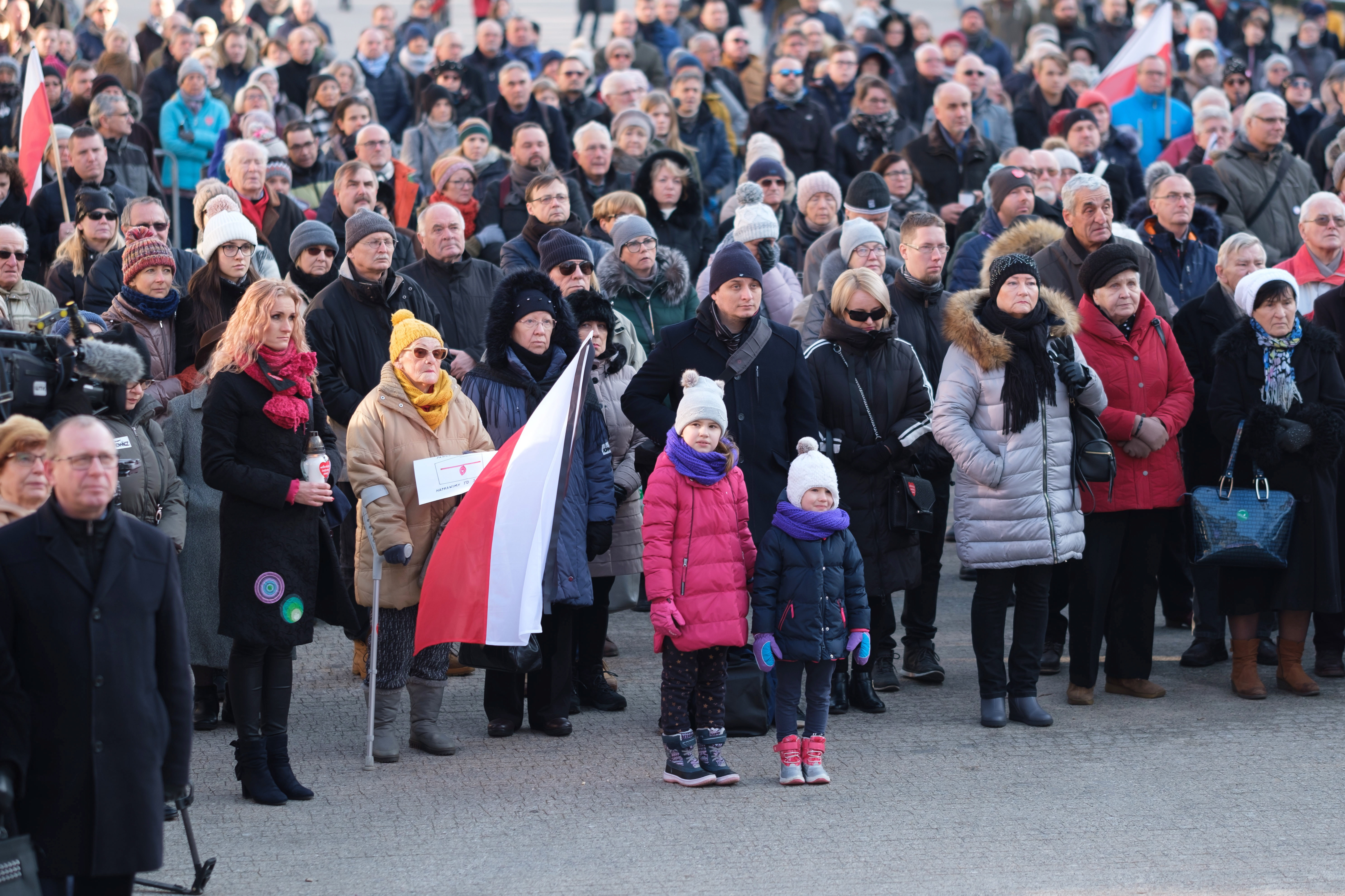 GALERIE FOTO: Zeci de mii de oameni l-au condus pe ultimul drum pe primarul din Gdansk, înjunghiat pe scenă, în timpul unui eveniment