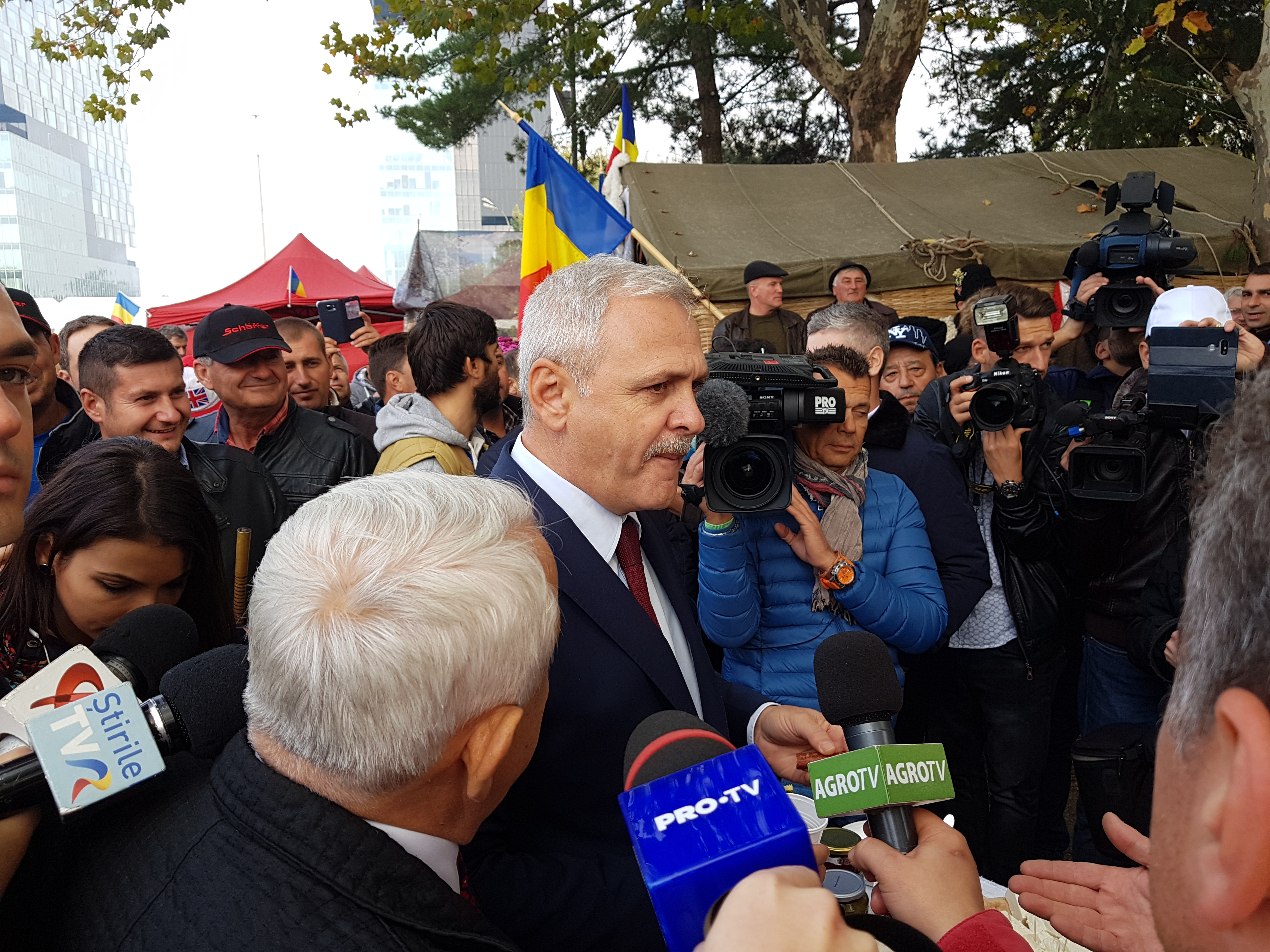 REPORTAJ. Dragnea și Daea, pe urmele oii, la Indagra: Au gustat pastramă, au probat căciuli și au făcut baie de mulțime