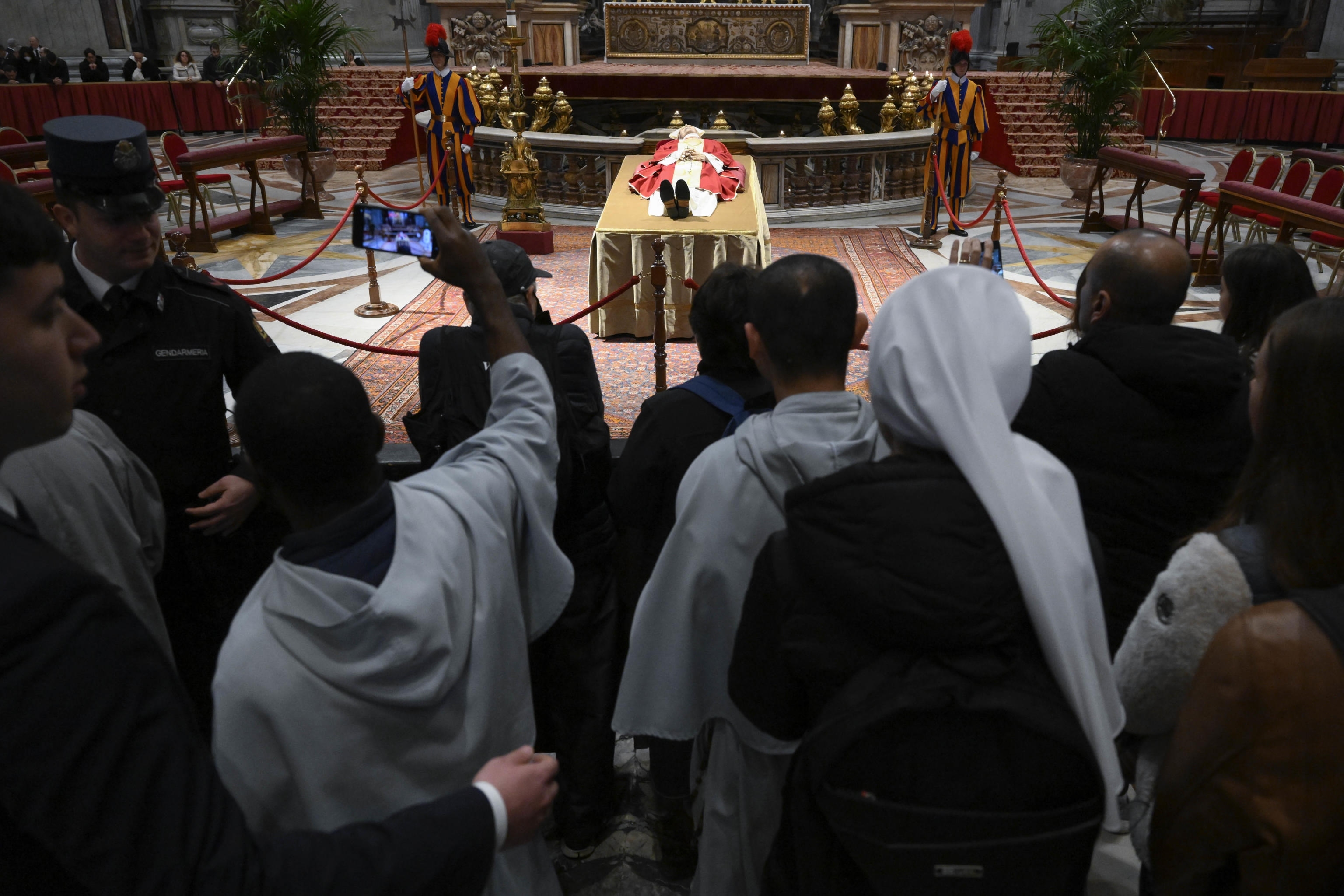 Mii de credincioși stau la coadă pentru a-i aduce un ultim omagiu Papei Benedict al XVI-lea, la Bazilica Sf. Petru de la Vatican