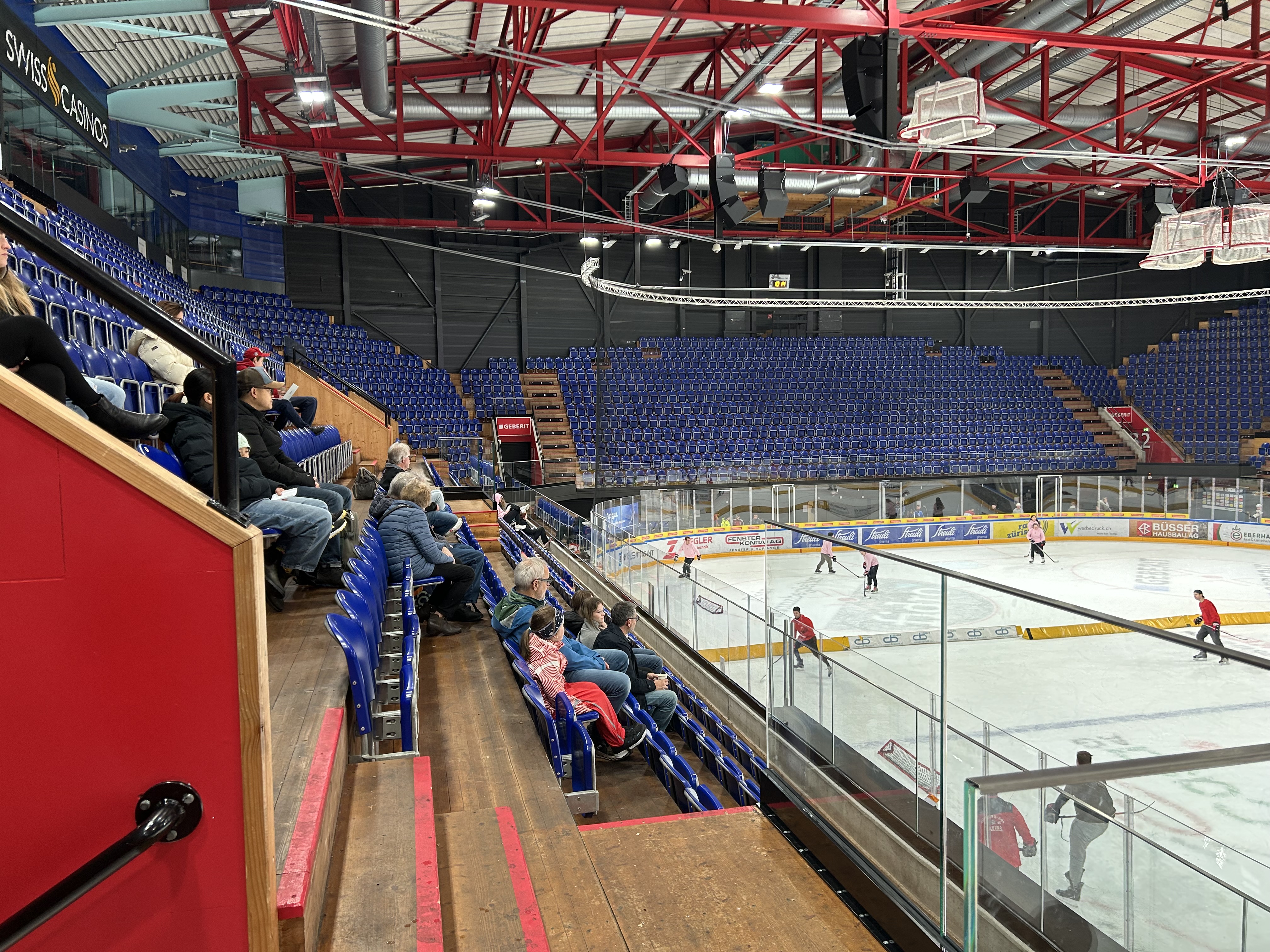 Cum am petrecut de ziua hocheiului elvețian pe gheața patinoarului din Rapperswil alături de 300 de copii: „Hop, Rappi!”