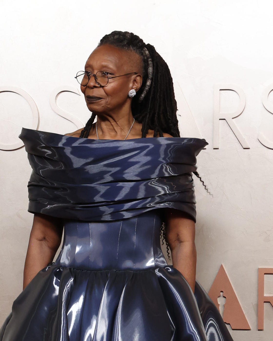 Rochia „apă lichidă” purtată de Whoopi Goldberg la Premiile Oscar 2025. Actrița în vârstă de 69 de ani și-a arătat și tatuajul de pe umăr