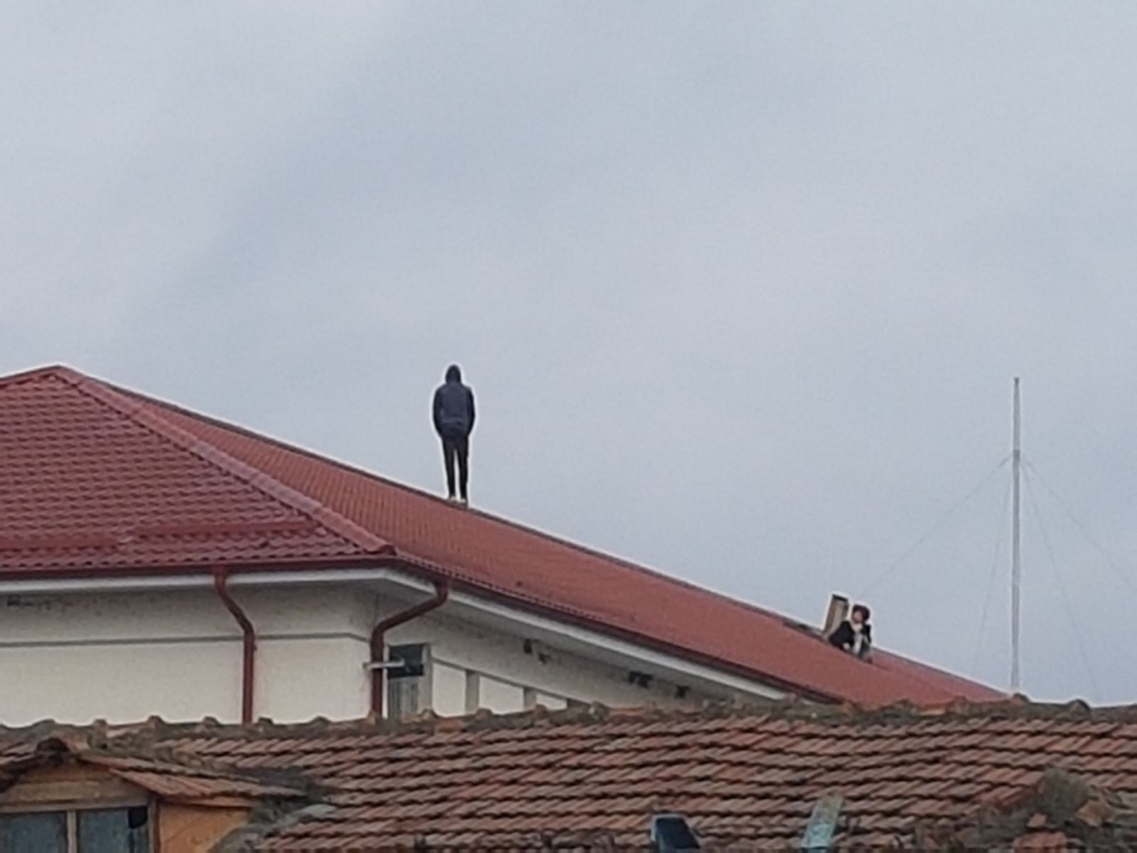 UPDATE: Un deținut al Penitenciarului Vaslui protestează pe acoperișul instituției supărat că a fost amânat de la liberarea condiționată FOTO